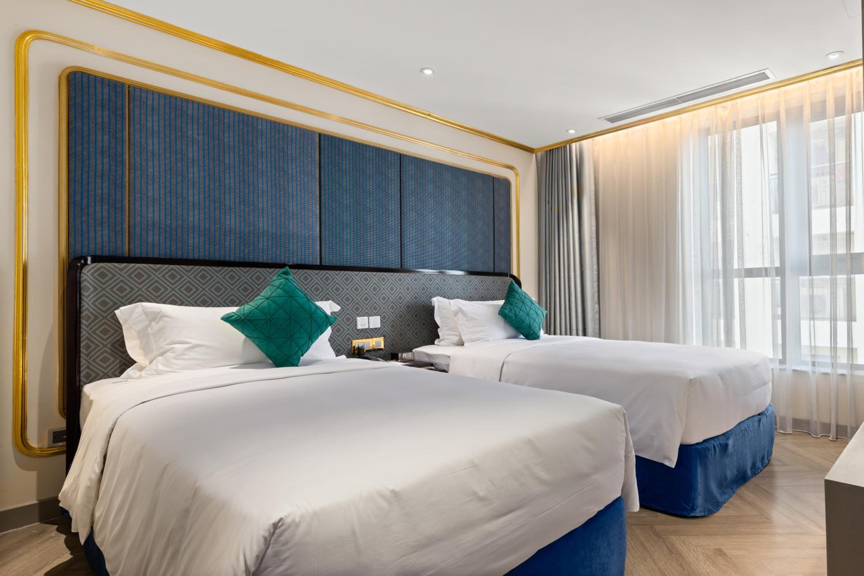 Executive Suite - Photo 15