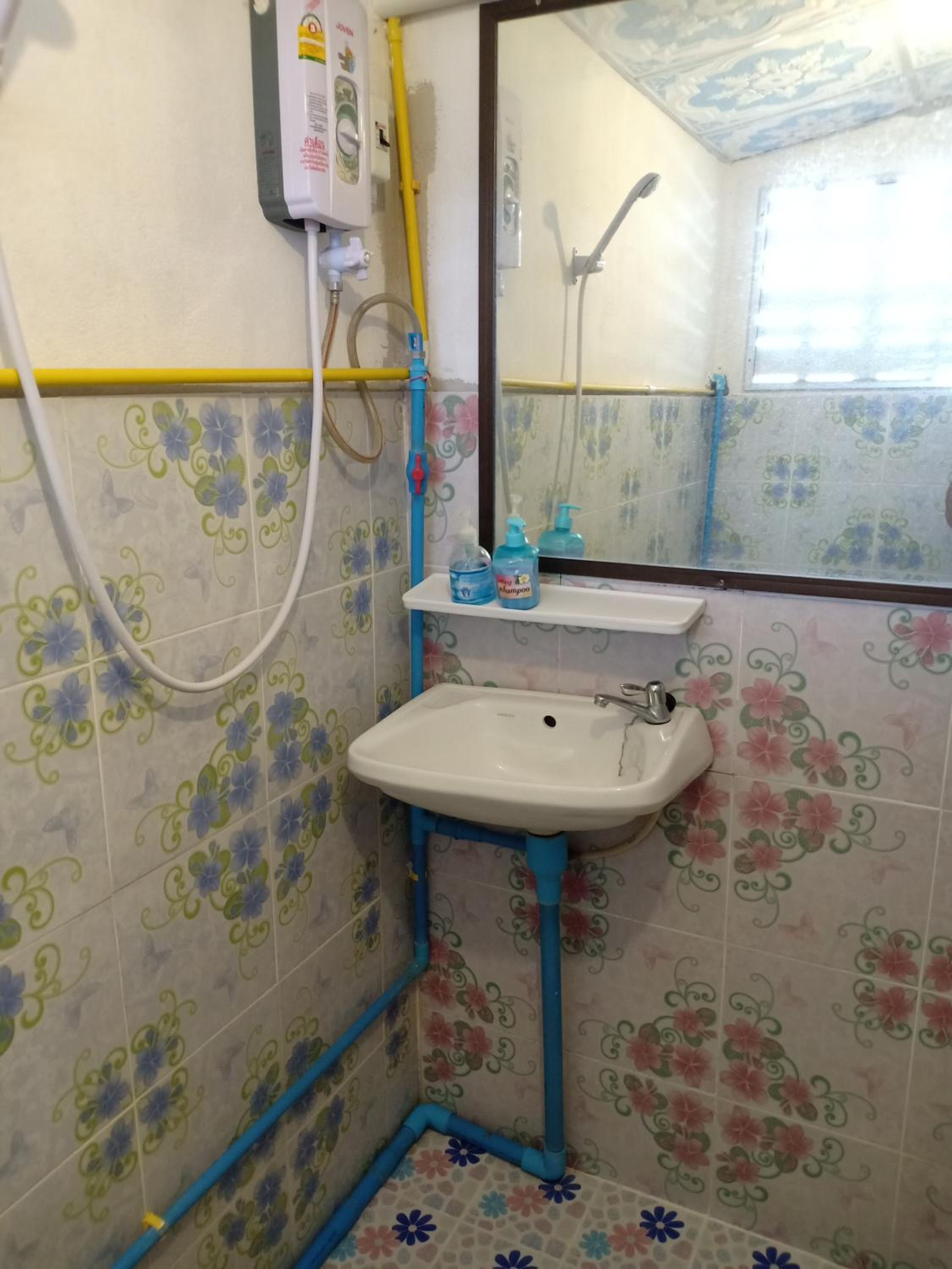 Twin Room with Private Bathroom - Photo 20