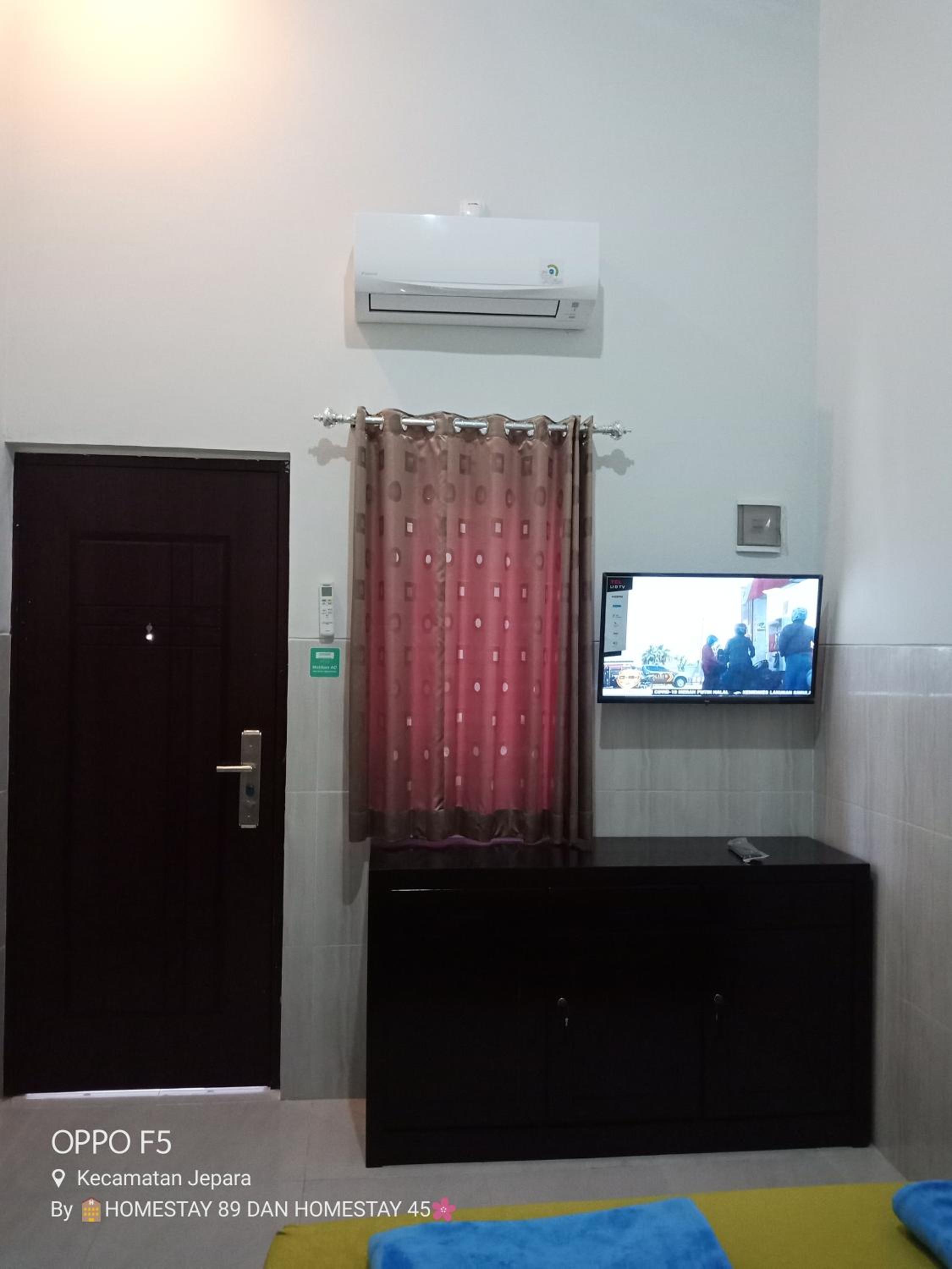 Family Room with Private Bathroom - Photo 5