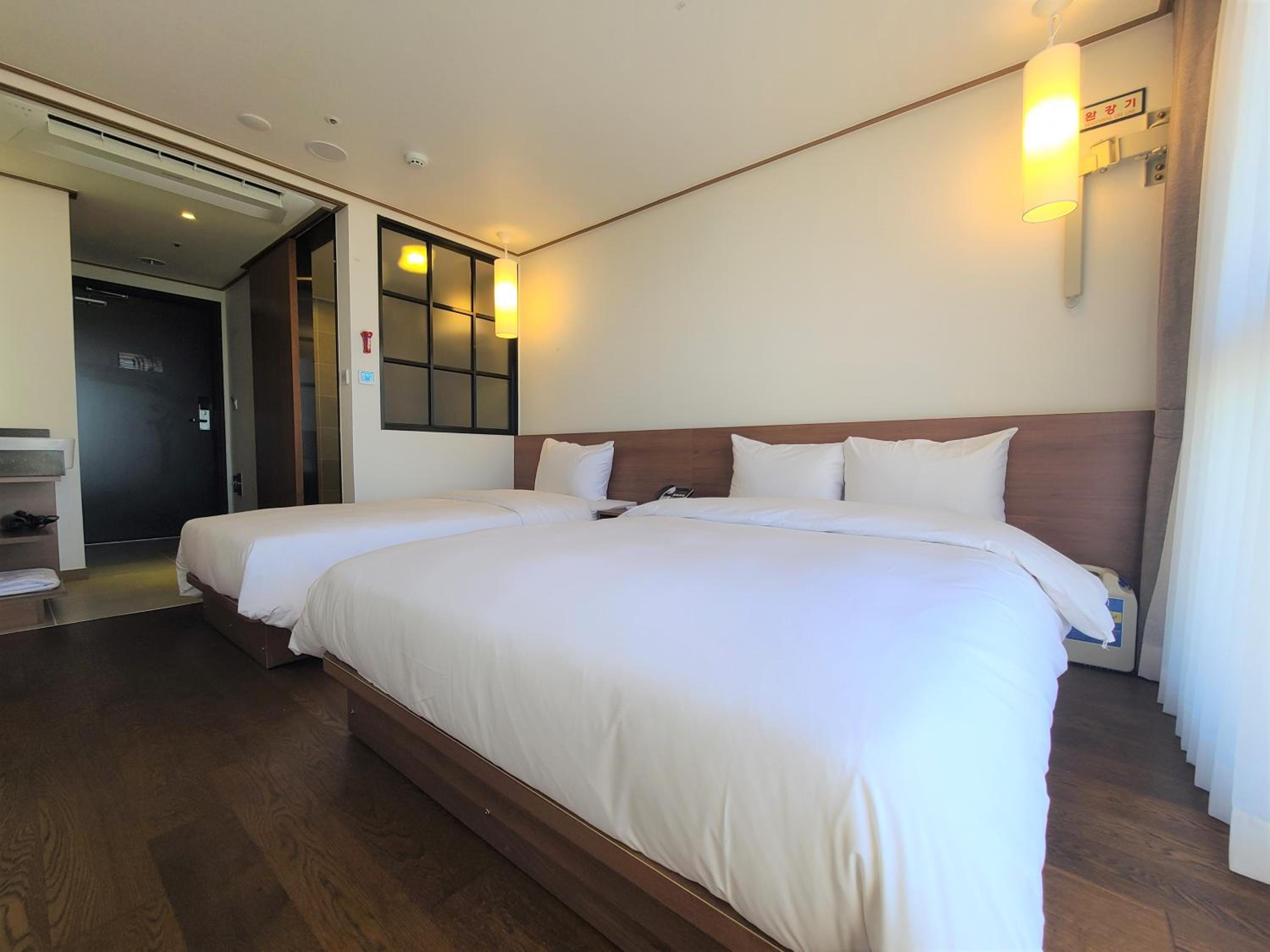 Family Twin Room - Photo 4