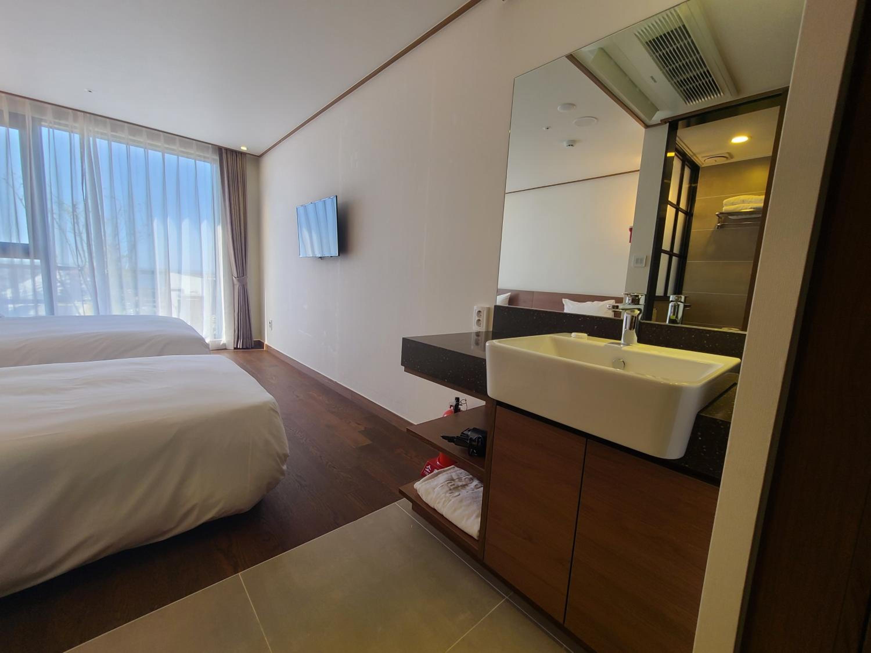 Family Twin Room - Photo 1