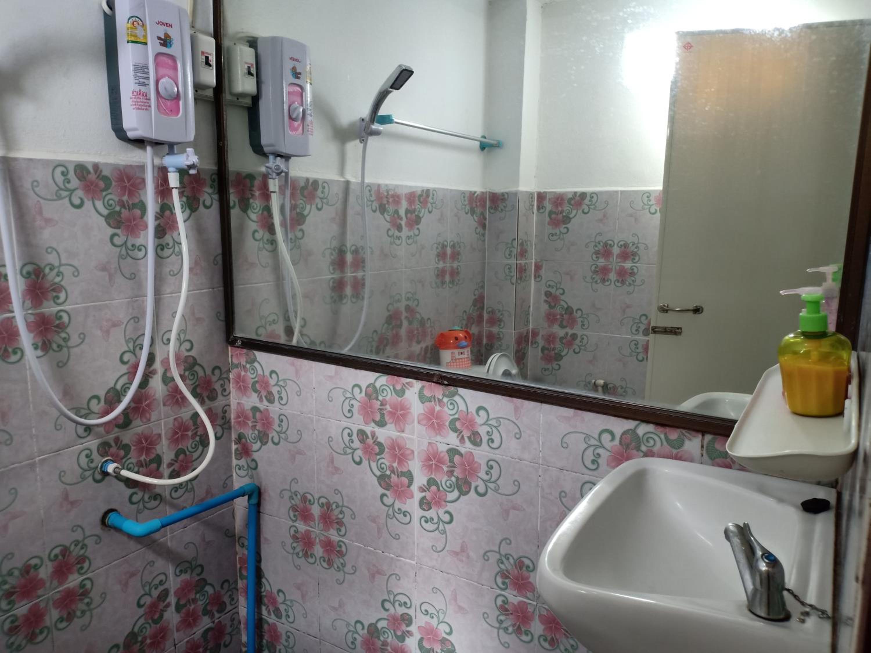 Classic Triple Room with Private Bathroom - Photo 13