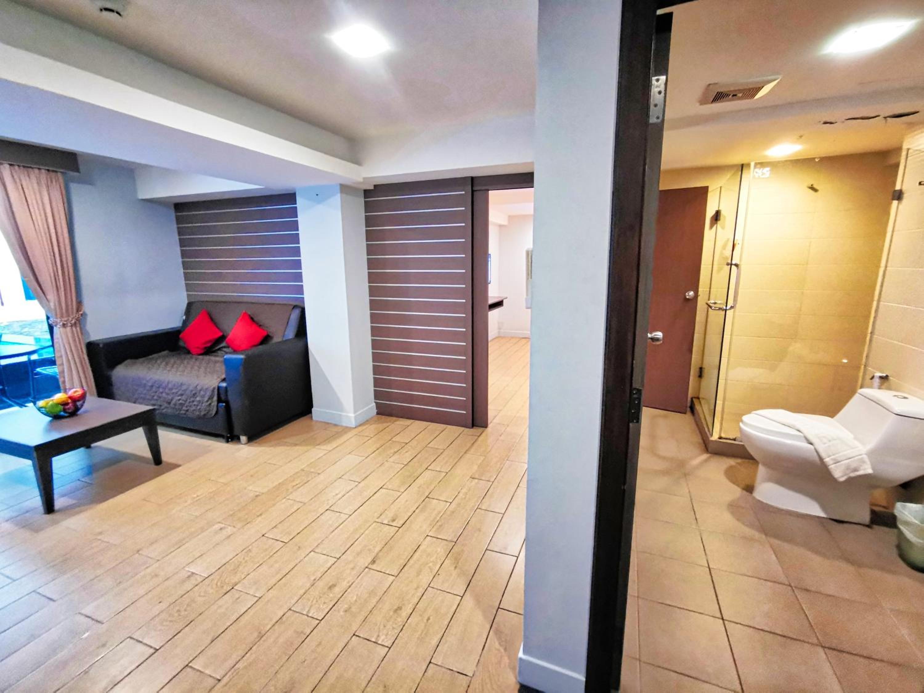 Suite with Pool View - Photo 4