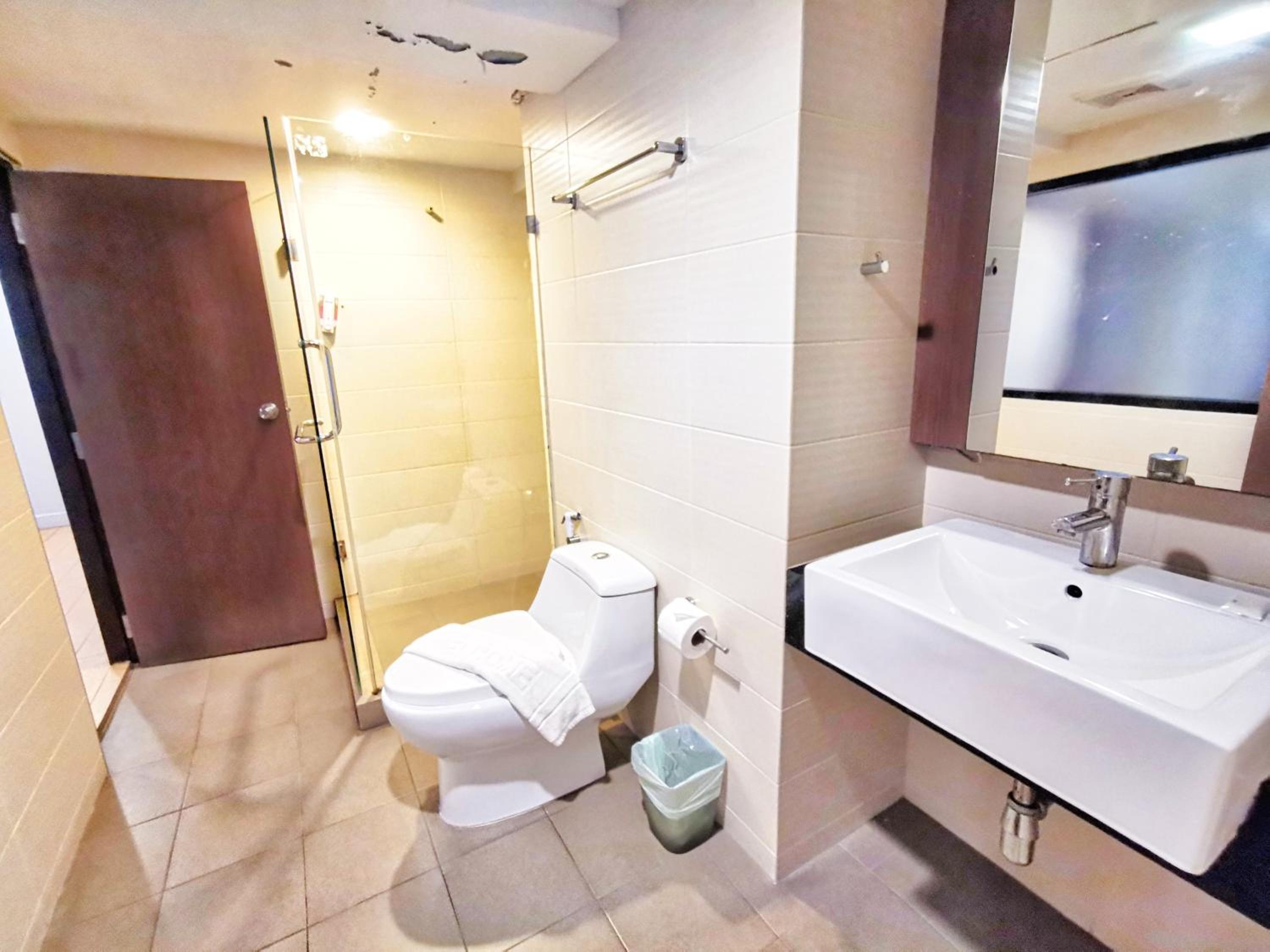 Suite with Pool View - Photo 5