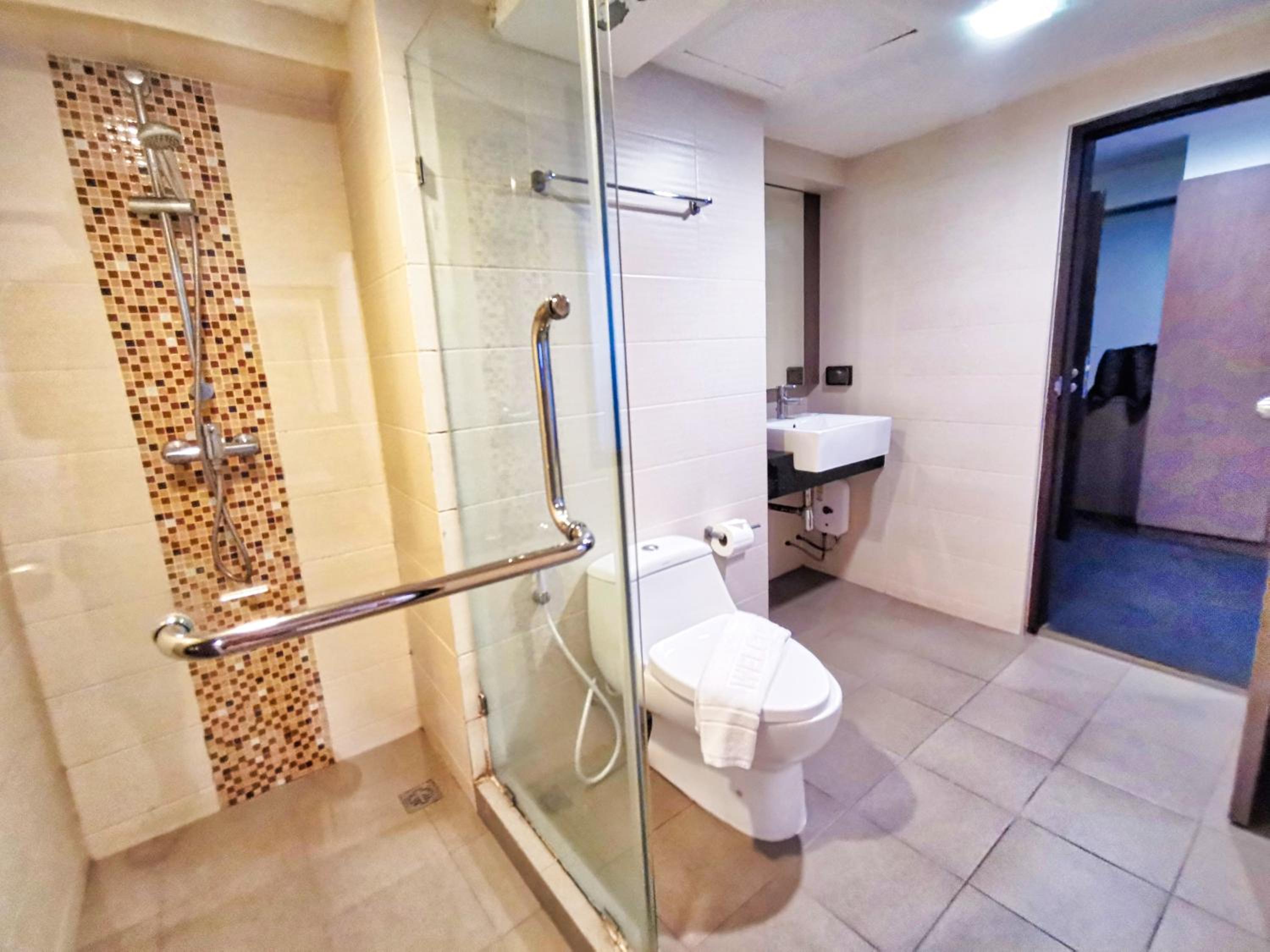 Suite with Pool View - Photo 3