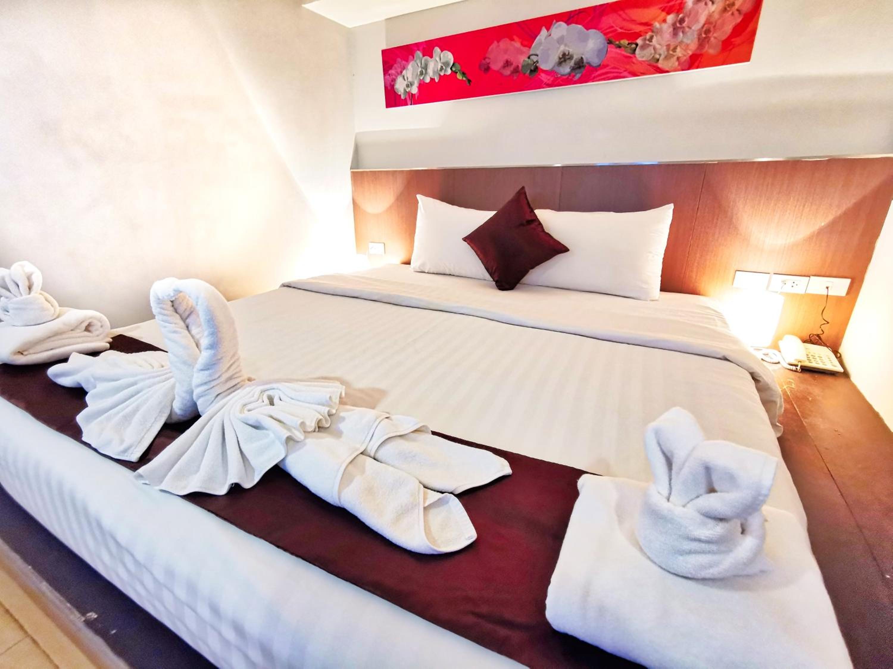Suite with Pool View - Photo 15