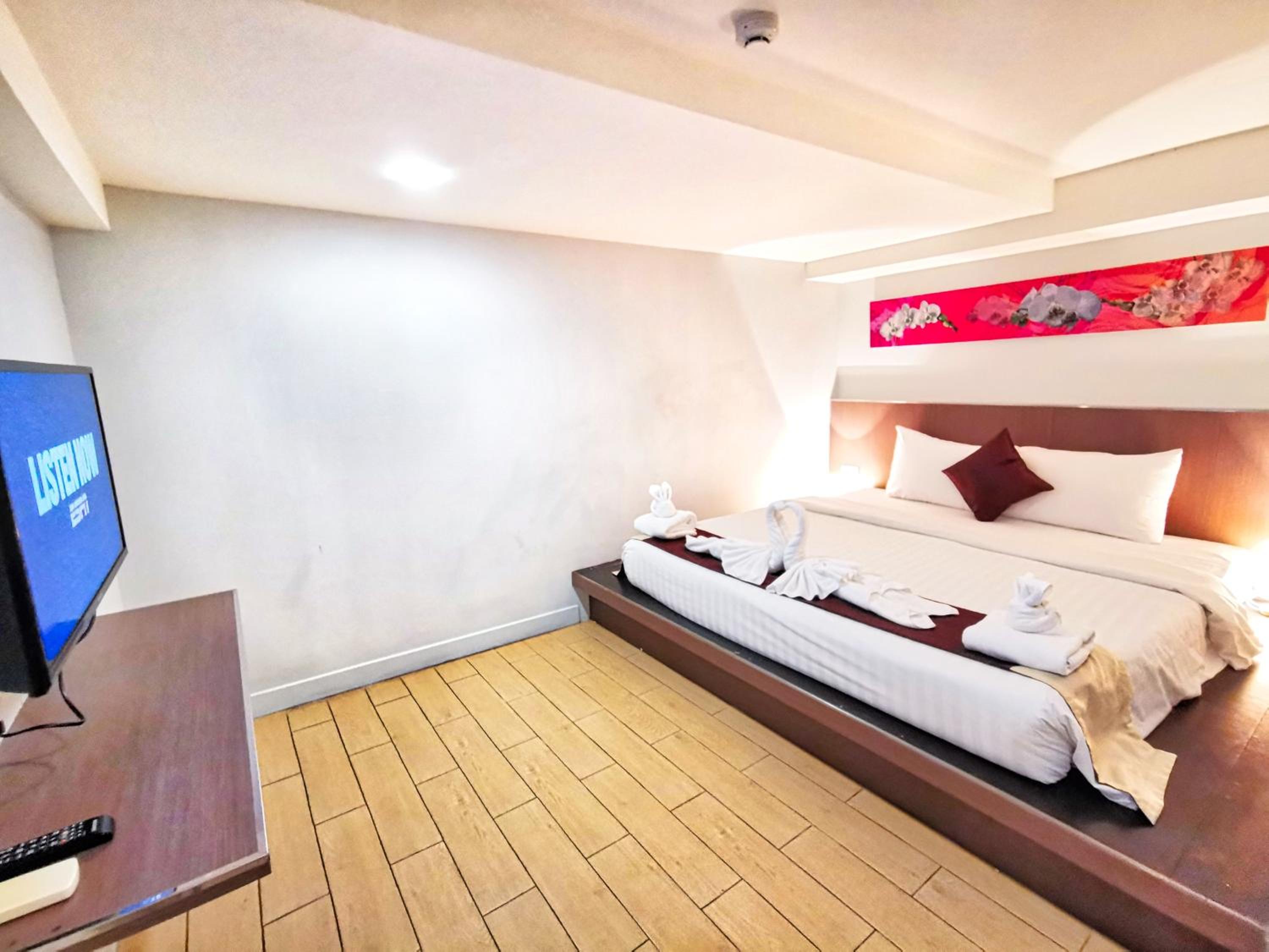 Suite with Pool View - Photo 2