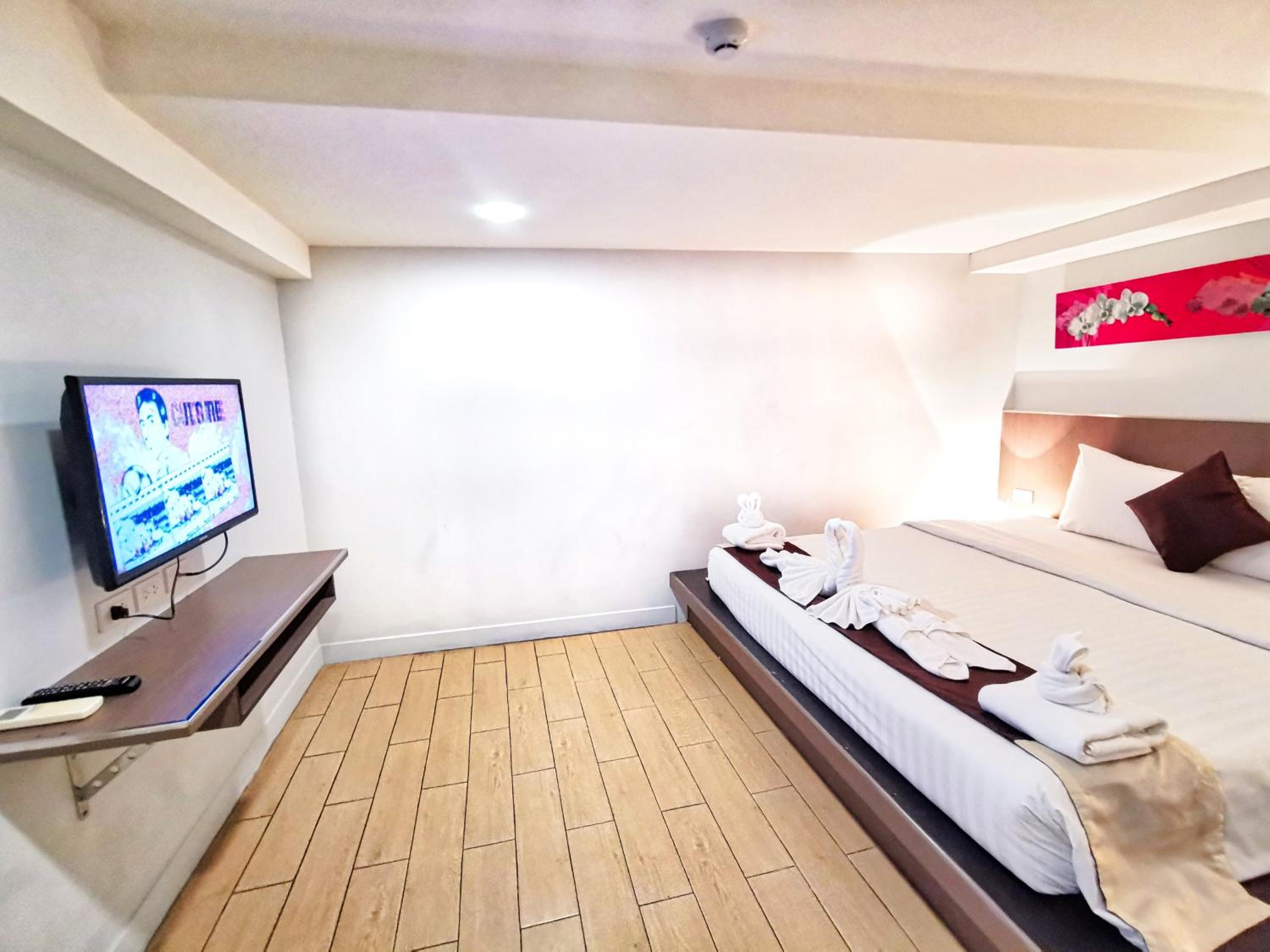 Deluxe Studio with Pool View - Photo 9