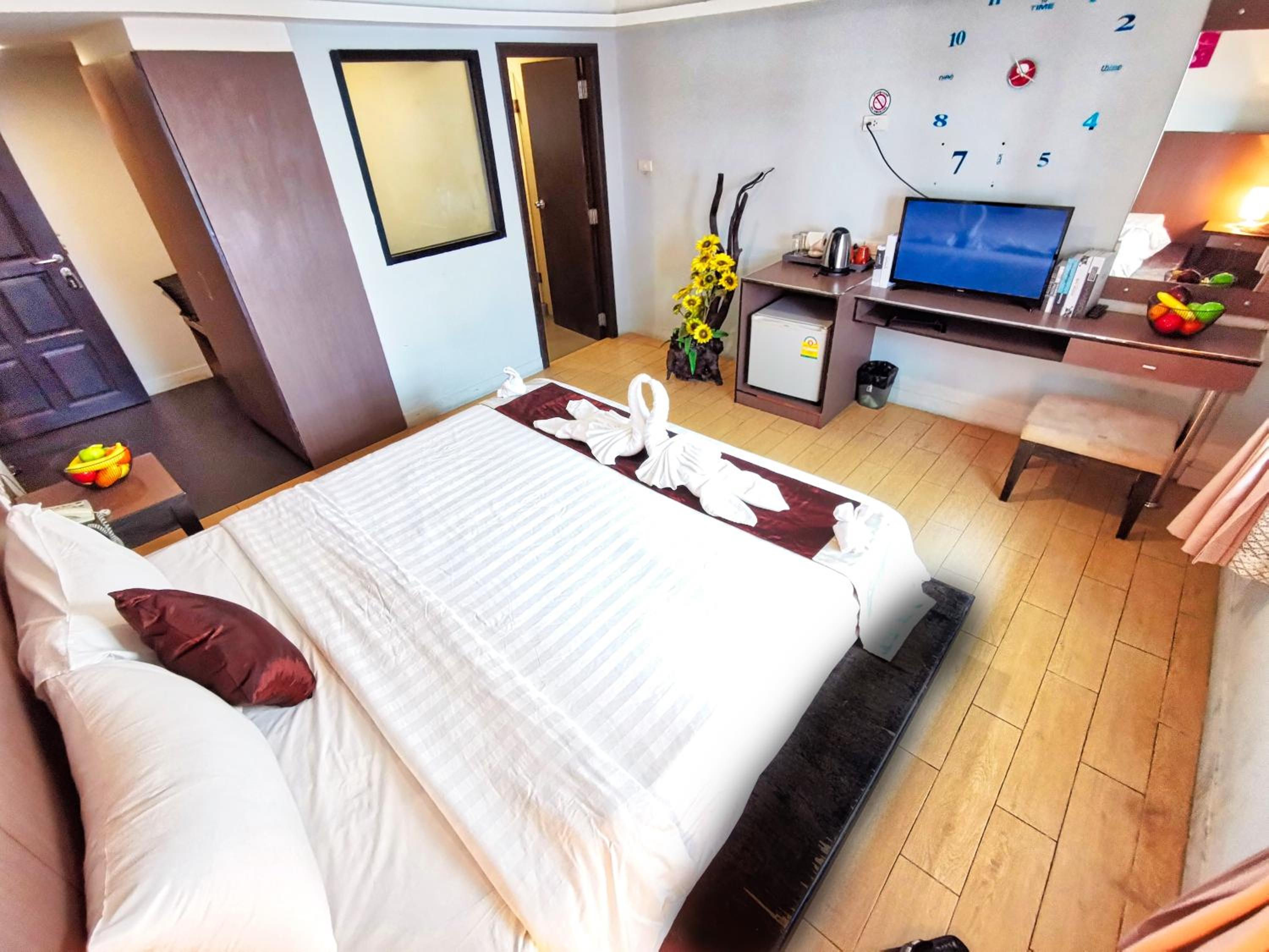 Superior Twin Room with Balcony - Photo 13