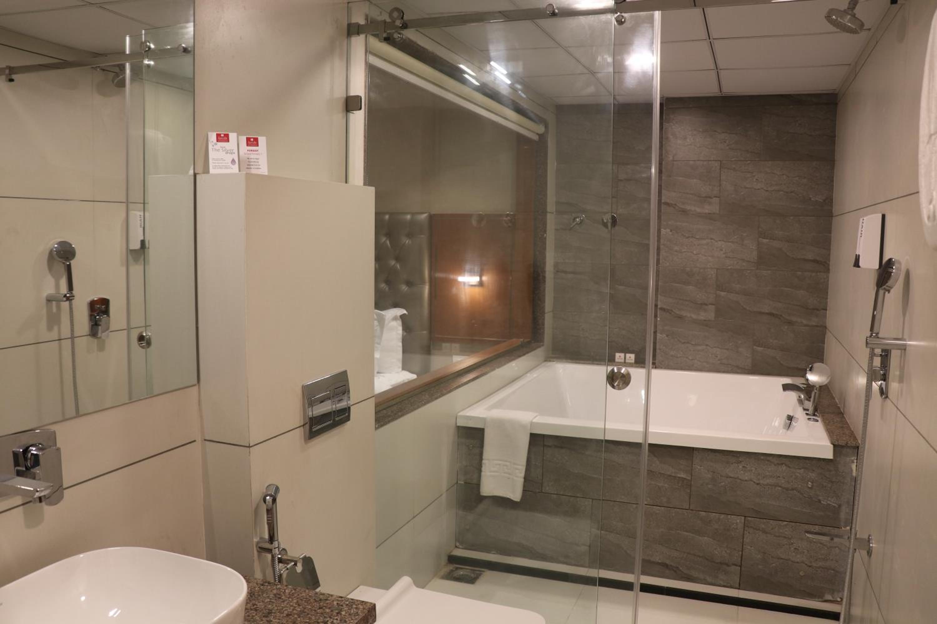 Suite - Photo 2
