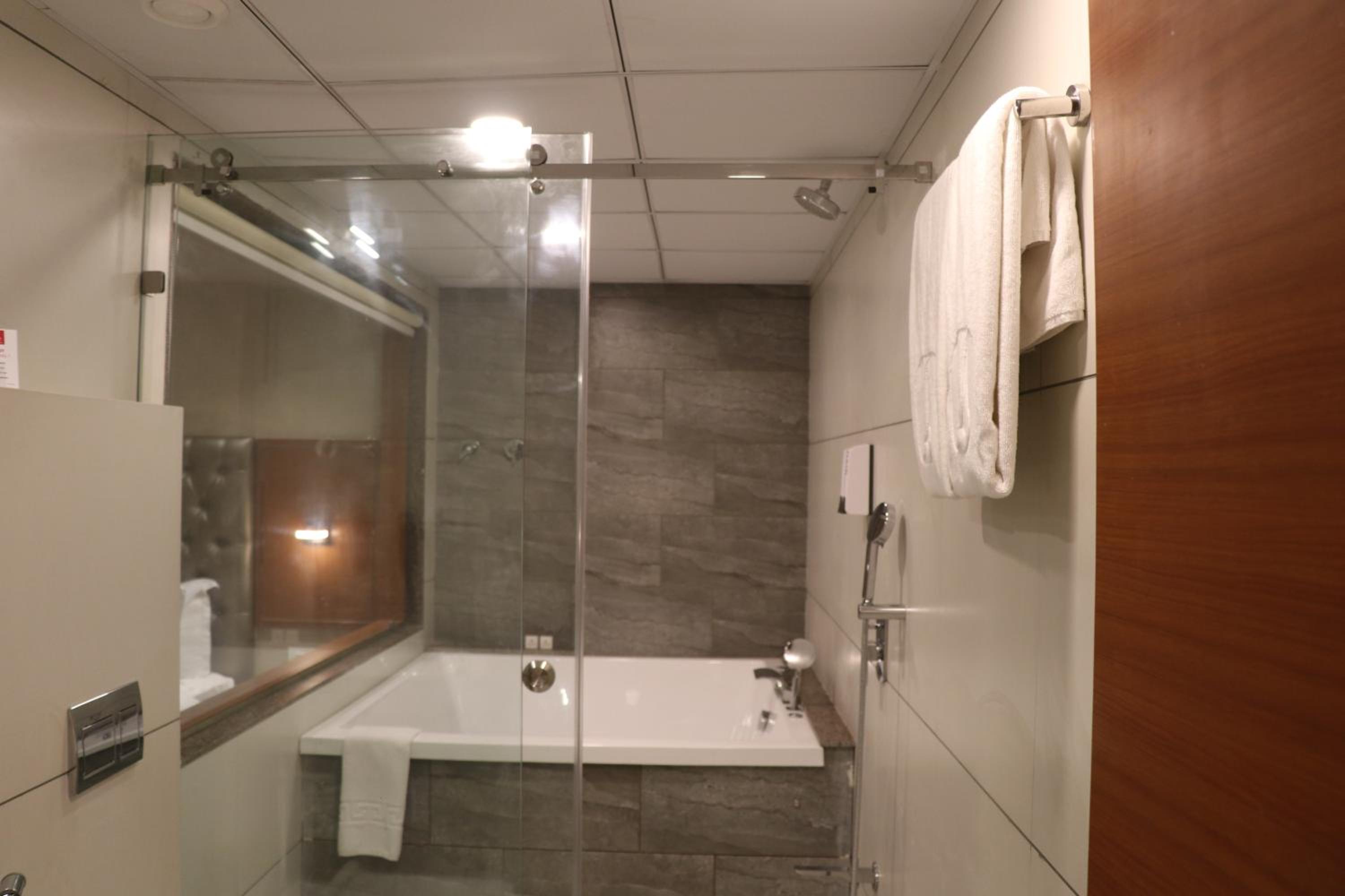 Suite - Photo 3