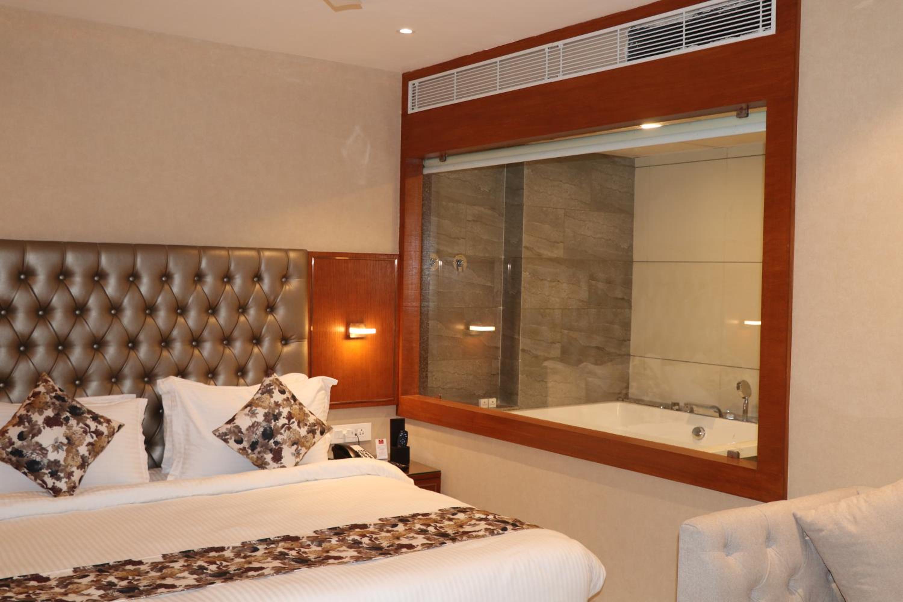 Suite - Photo 5