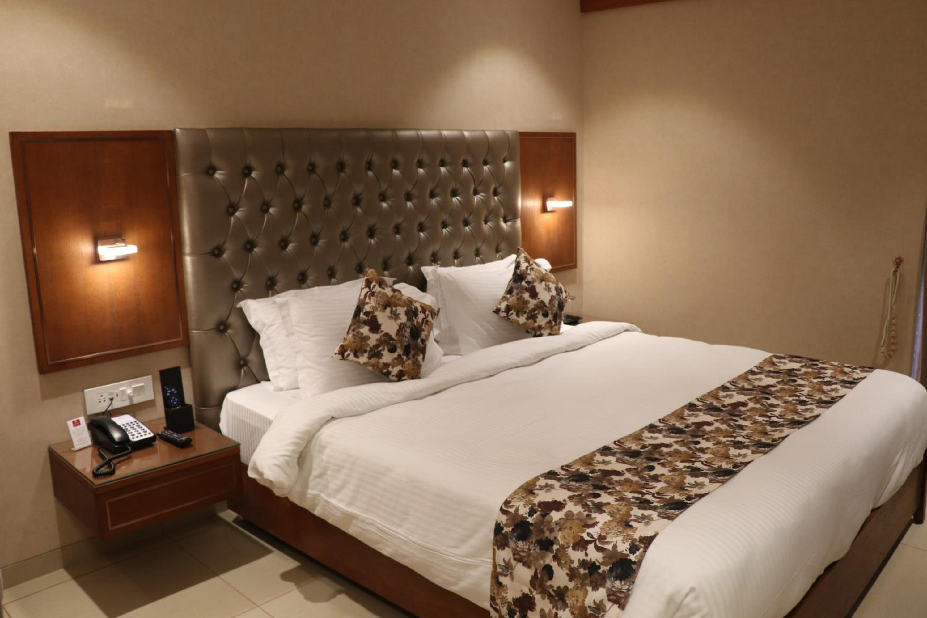 Deluxe Room - Photo 5
