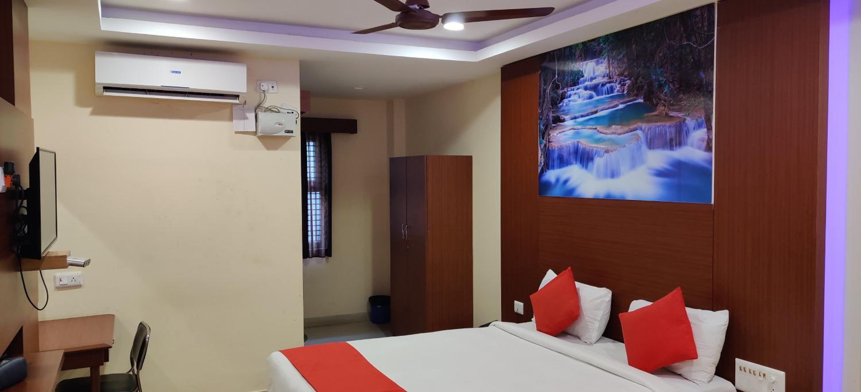Deluxe Room (2 Adults + 1 Child)