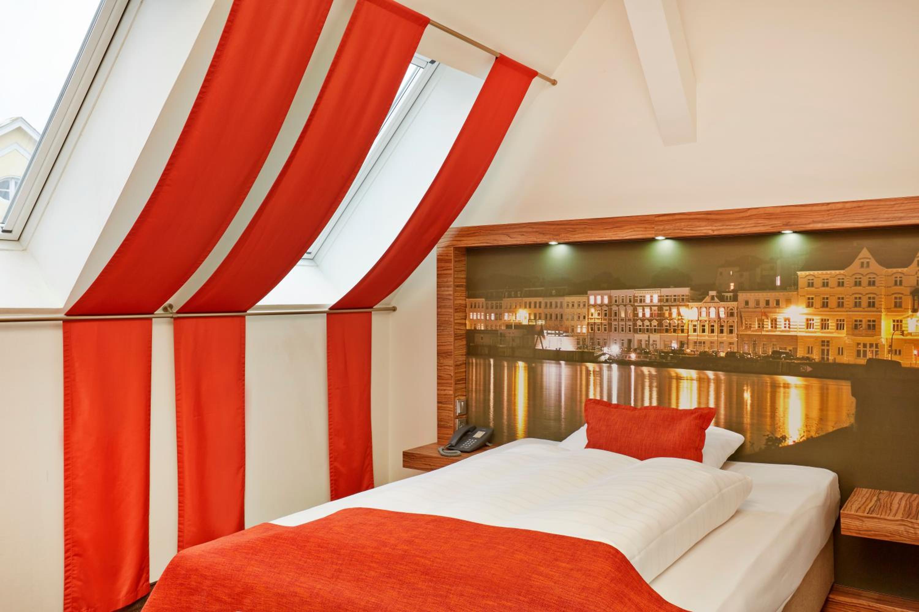 Deluxe Queen Room - Photo 1