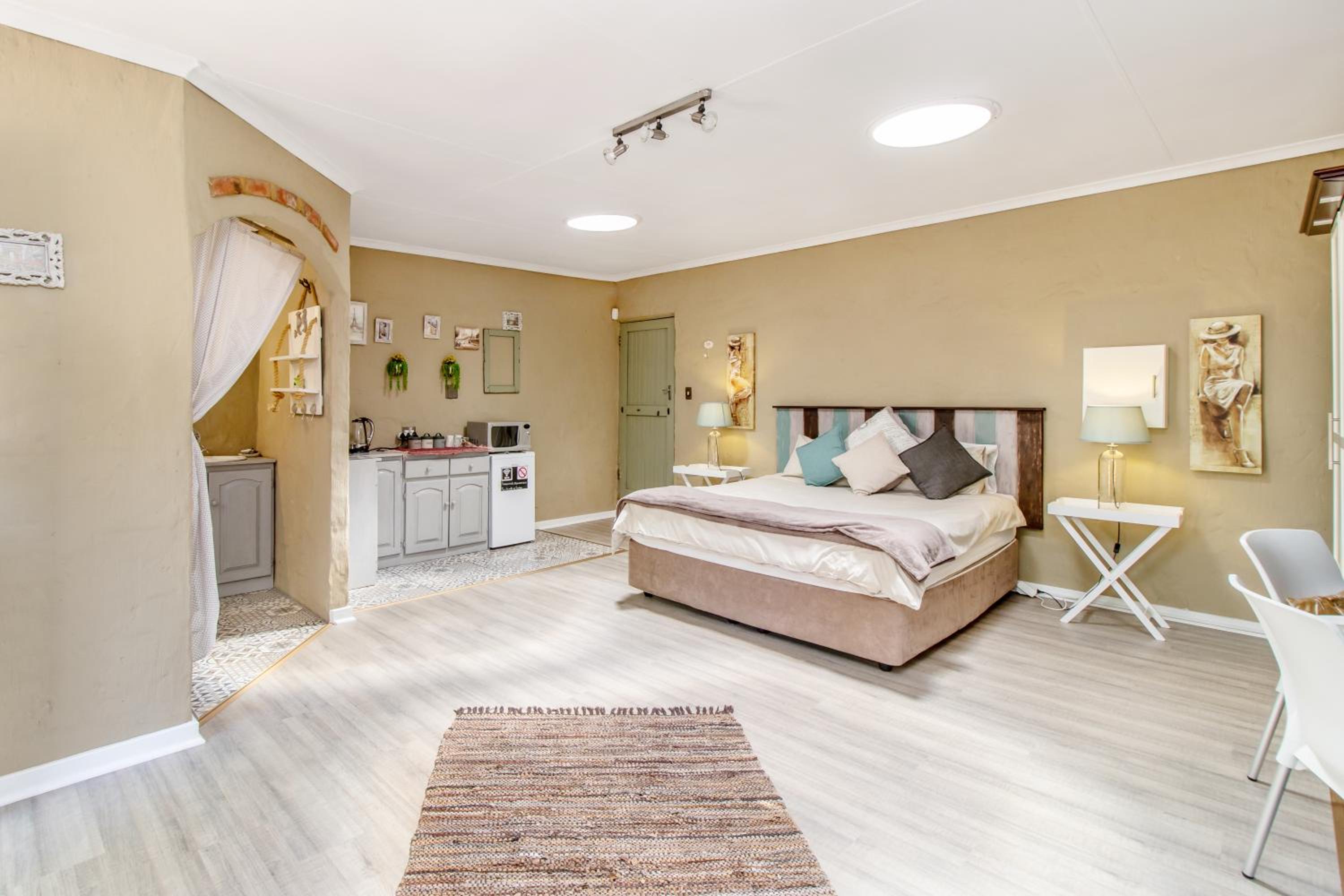 Deluxe King Suite - Photo 1