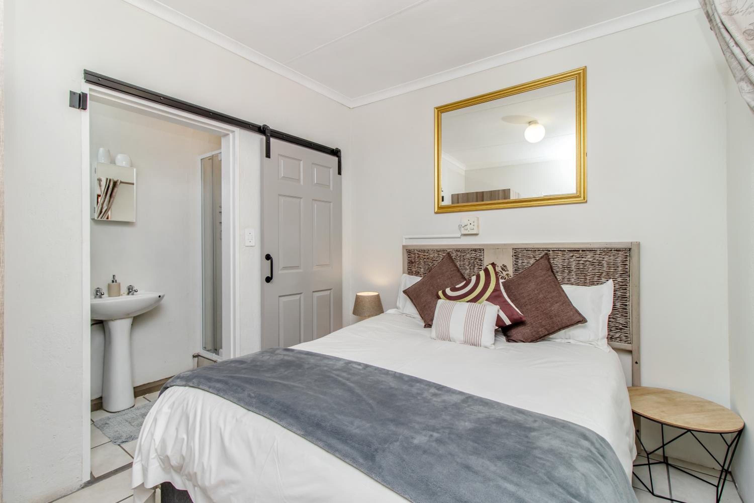 One-Bedroom Apartment - Photo 3