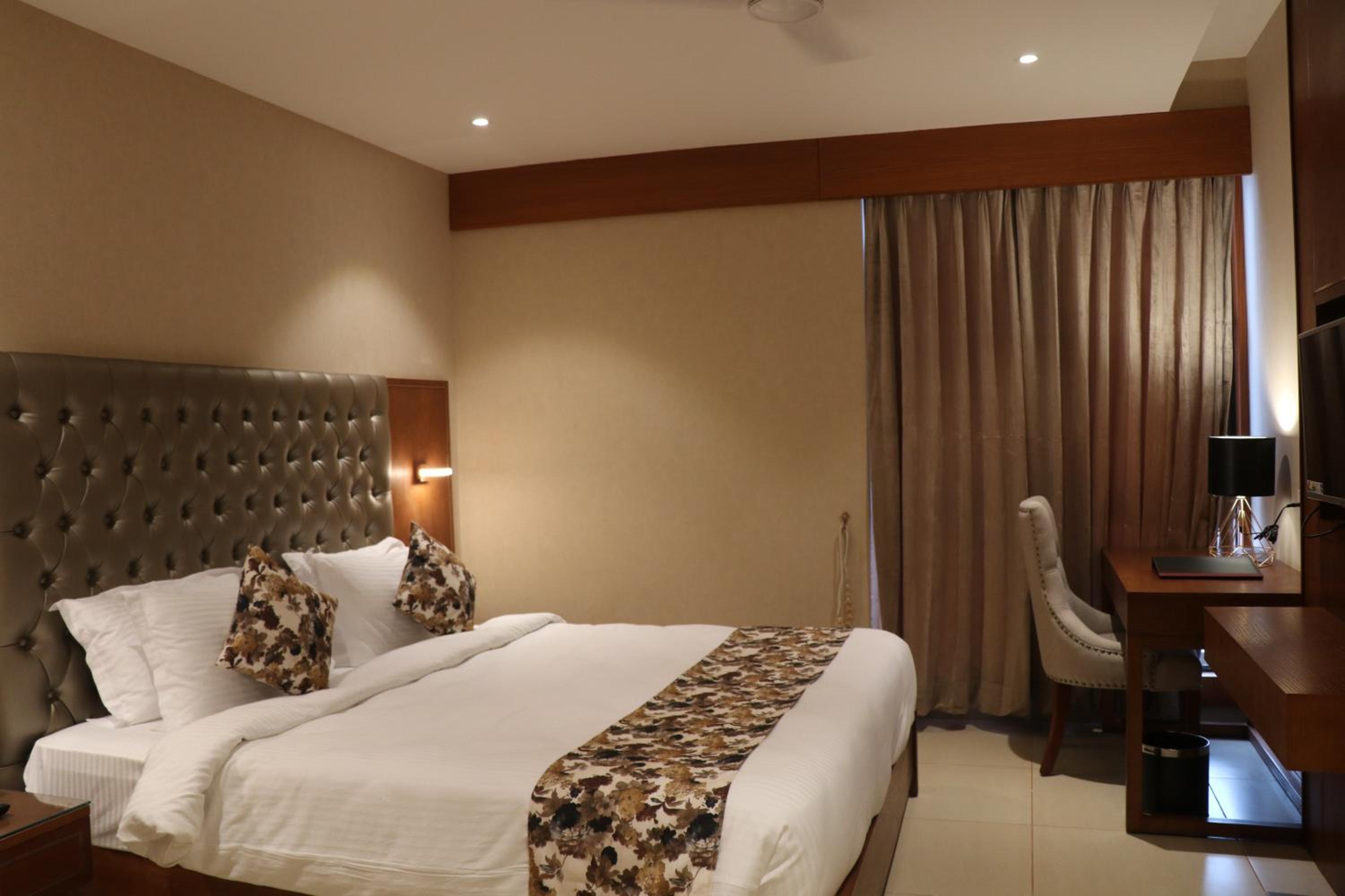 Deluxe Room - Photo 9