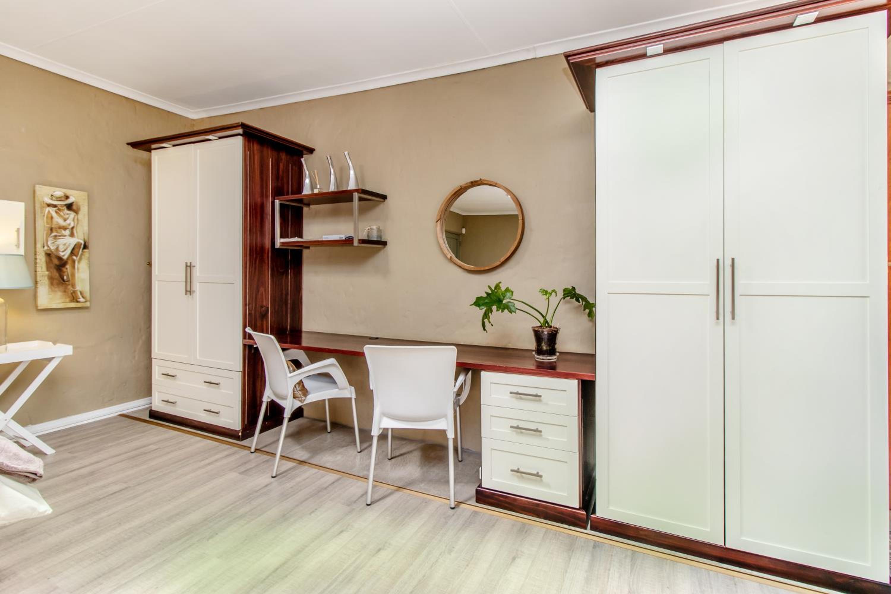 Deluxe King Suite - Photo 2