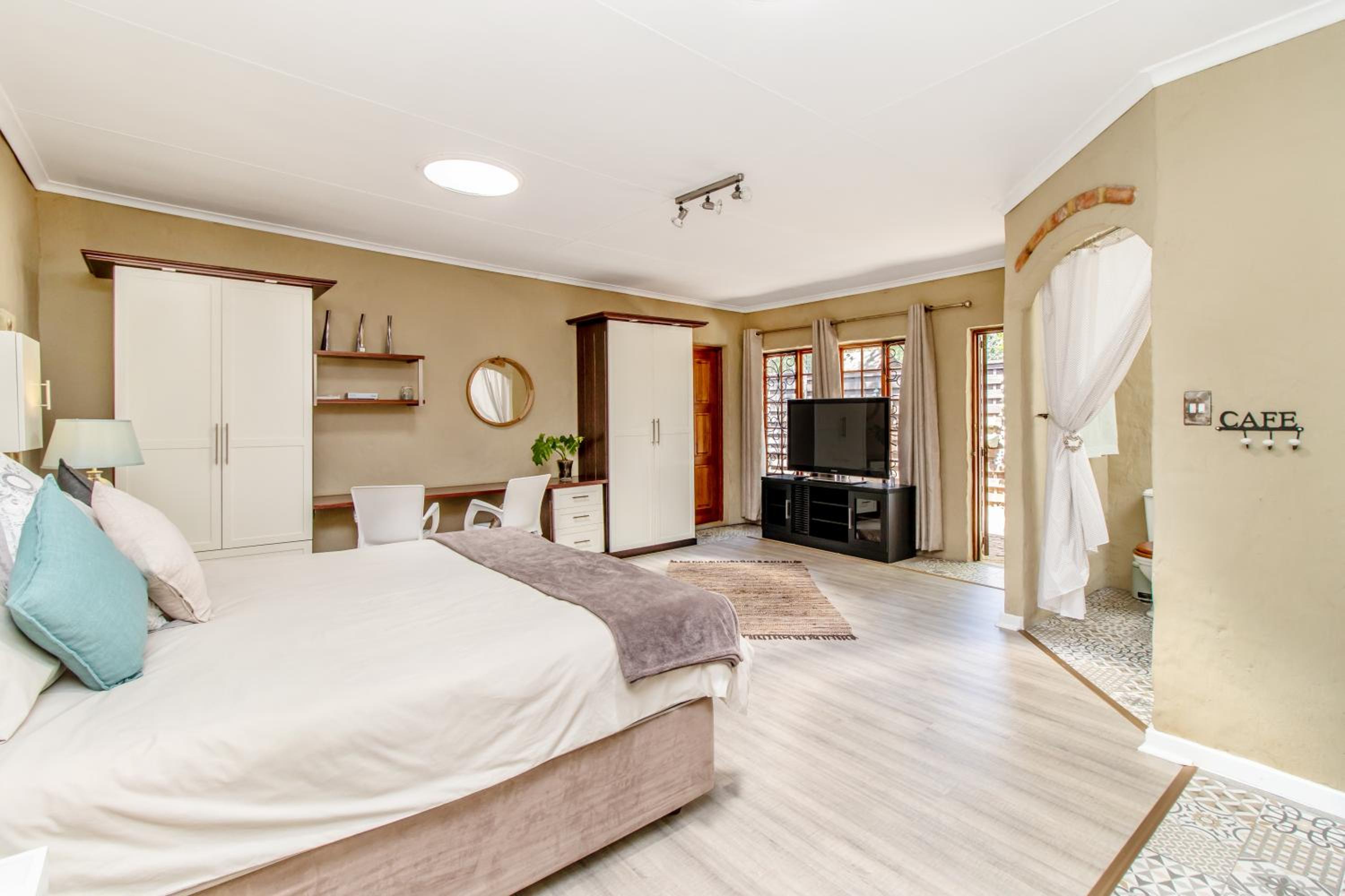 Deluxe King Suite - Photo 4