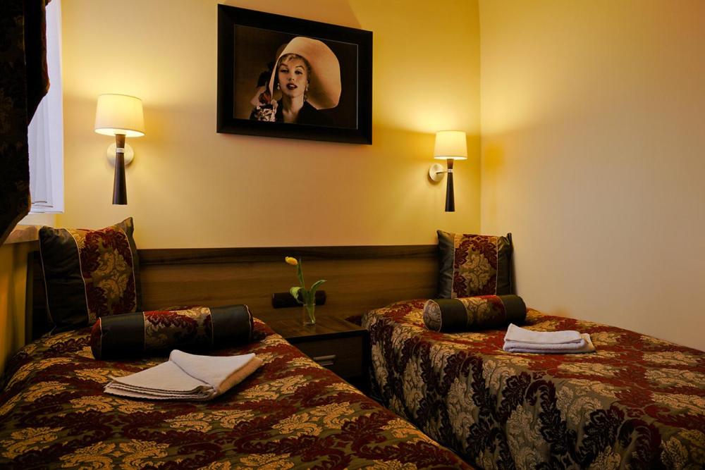 Business Twin Room - Photo 1