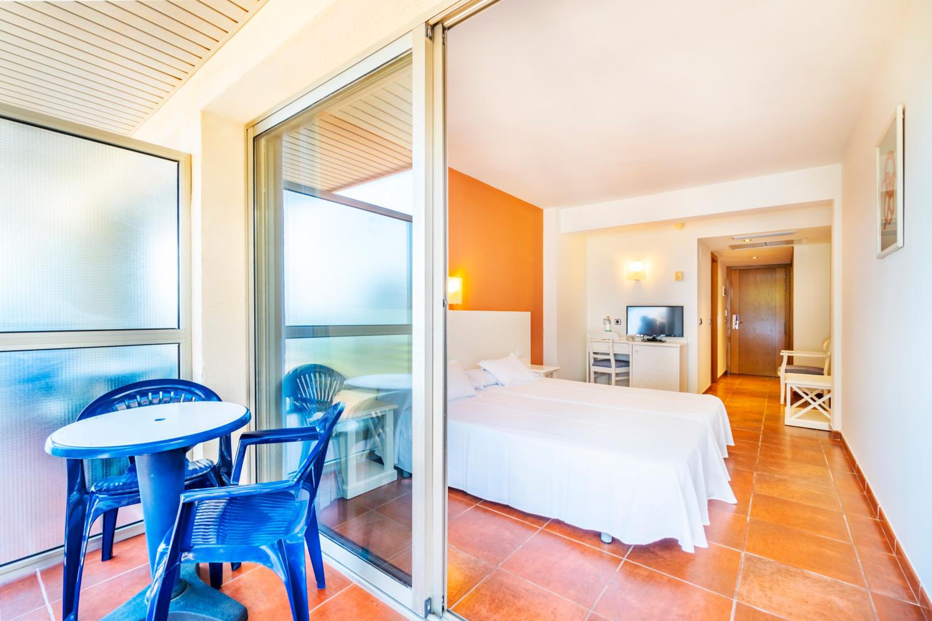 Double or Twin Room with Sea View thumbnail 6
