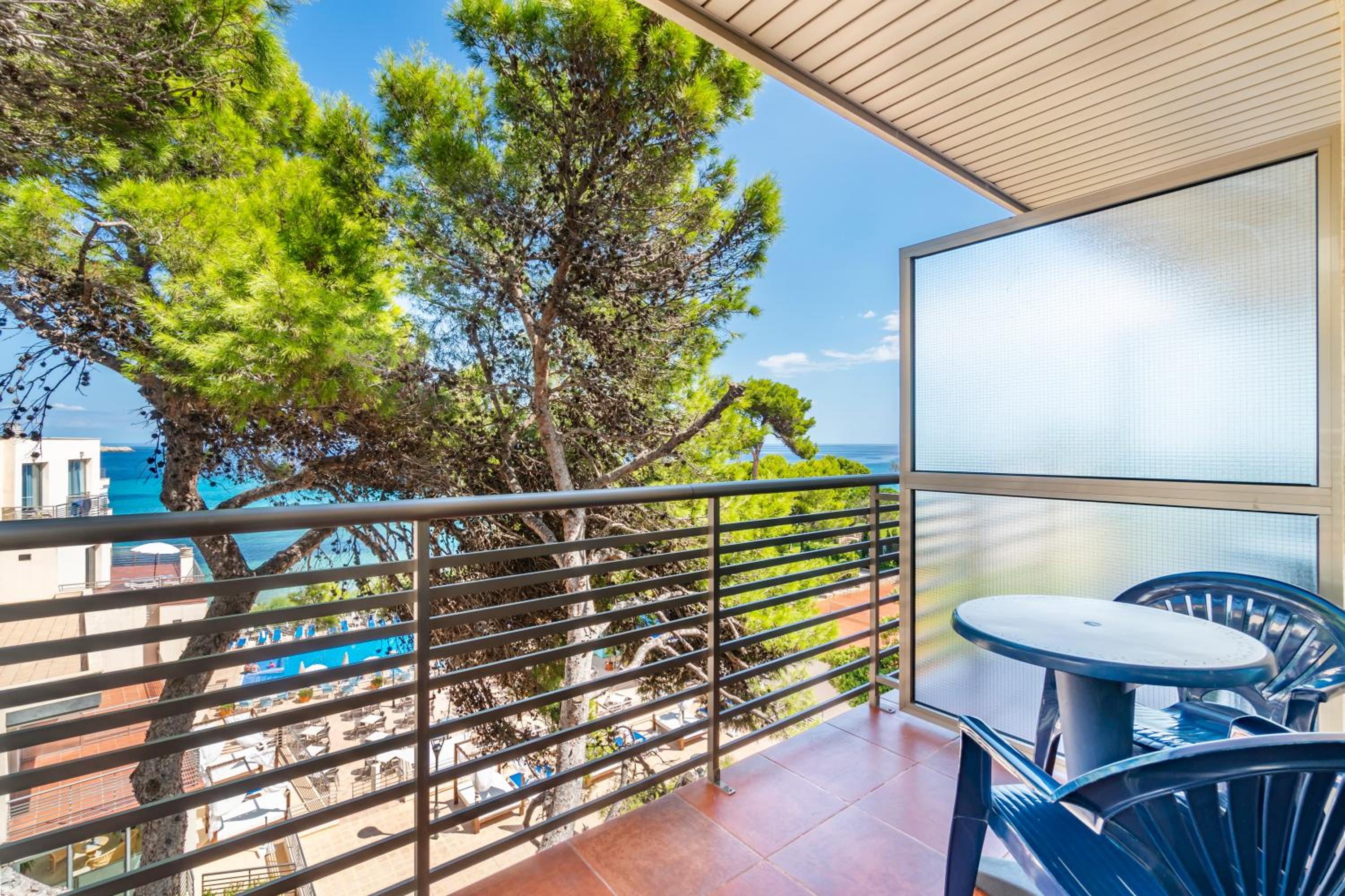 Double or Twin Room with Sea View thumbnail 5