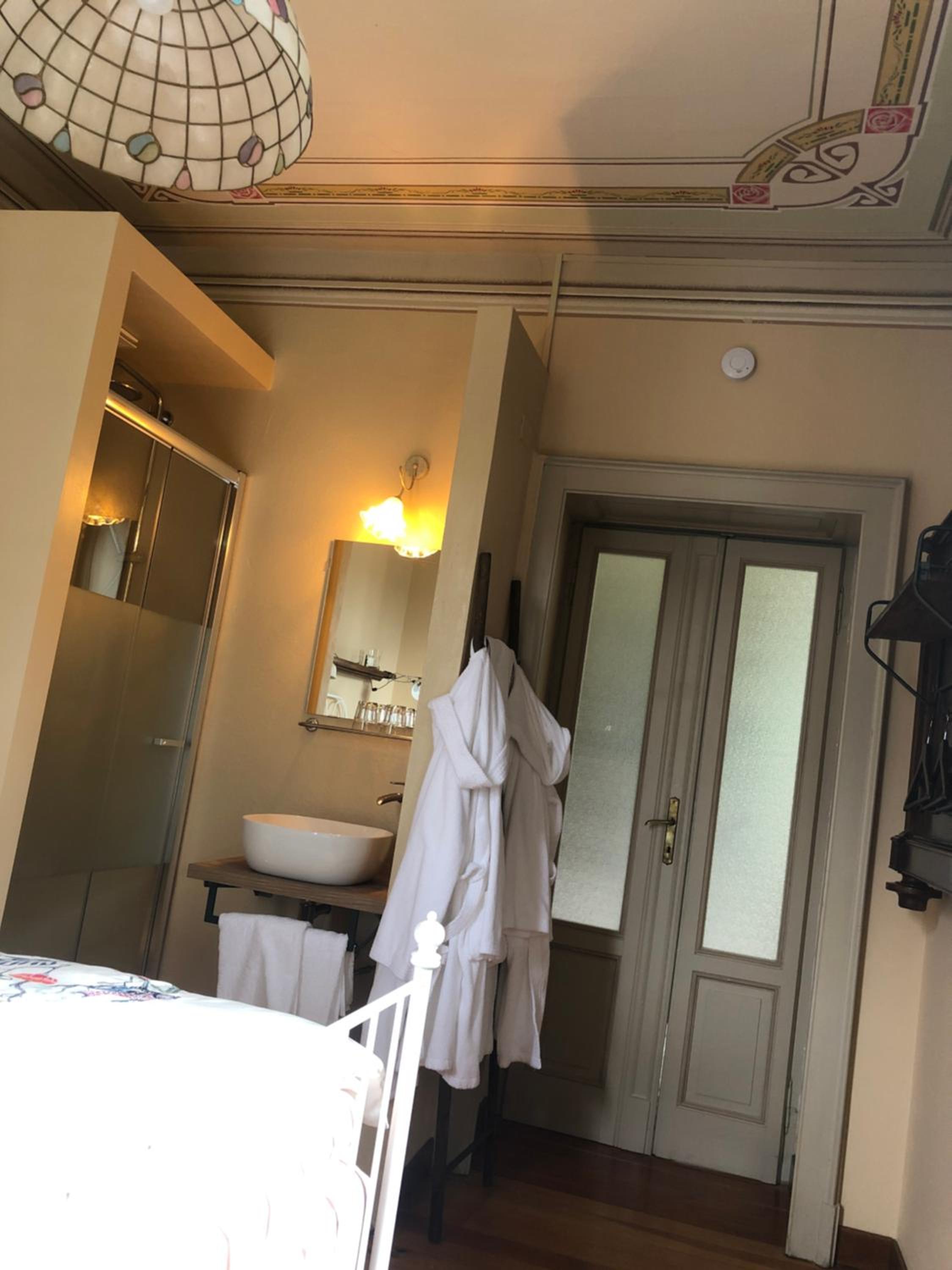 Double Room with Private Bathroom - Photo 2