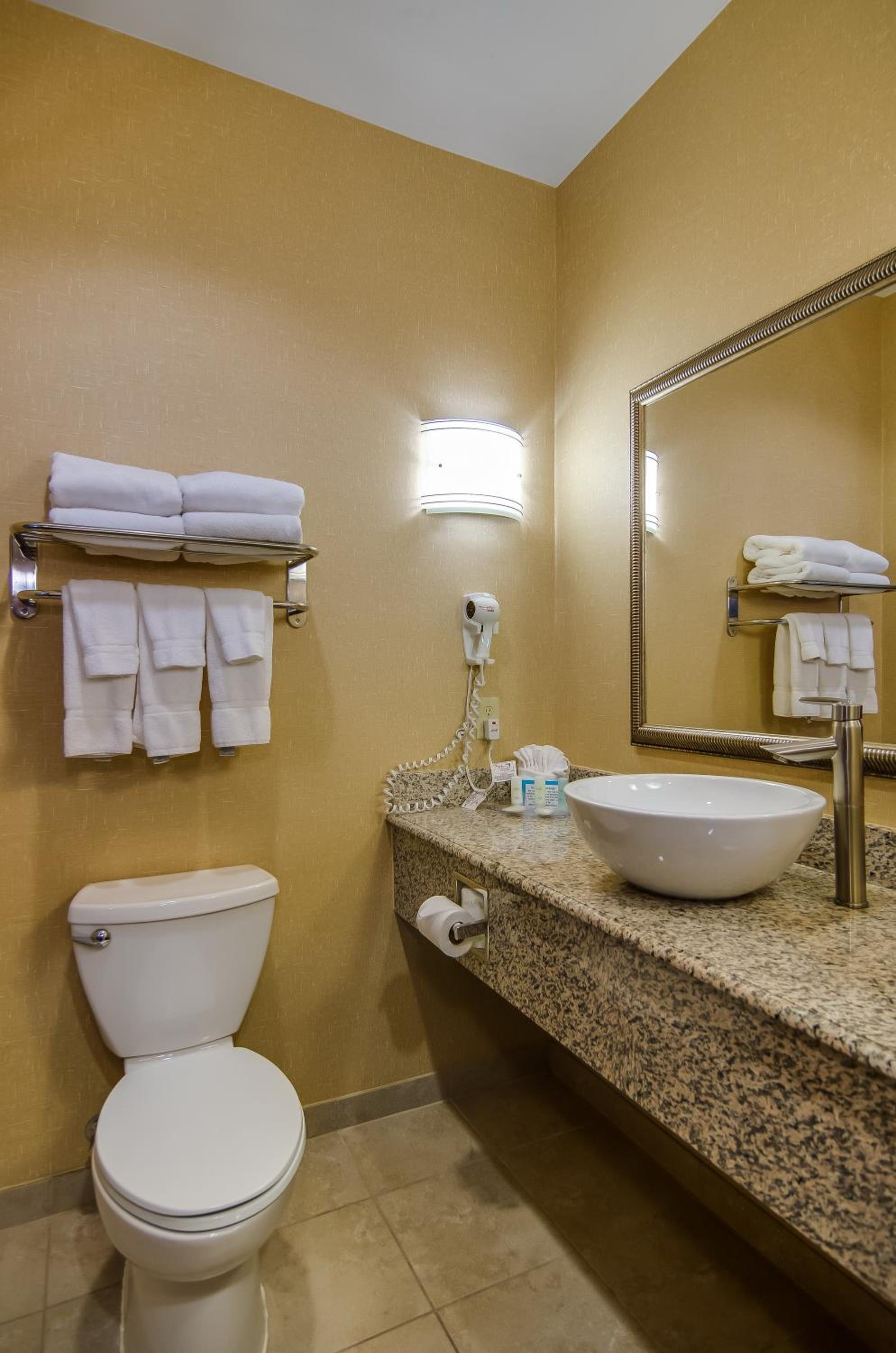 King Suite - Non-Smoking - Photo 3