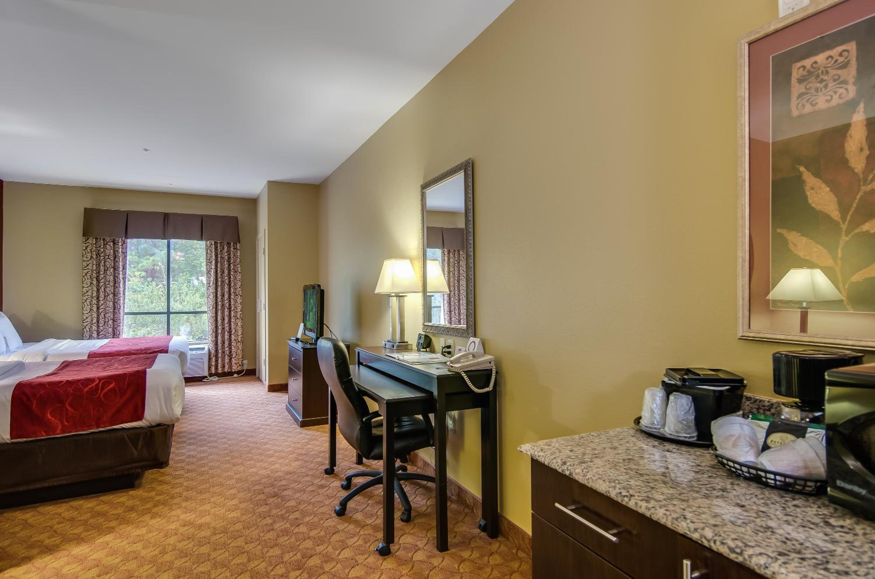 Queen Suite with Two Queen Beds - Photo 3