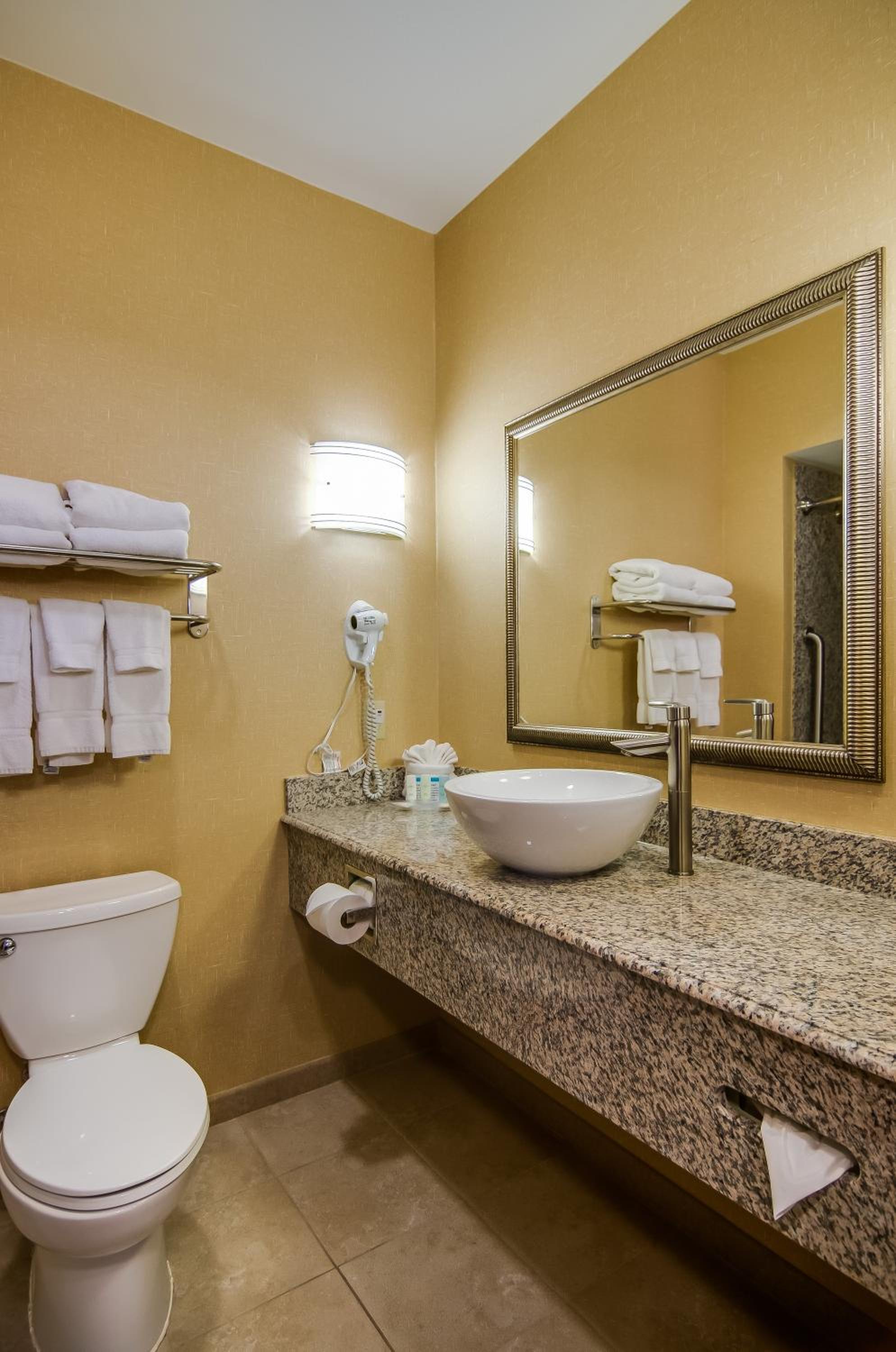 Queen Suite with Two Queen Beds - Photo 2