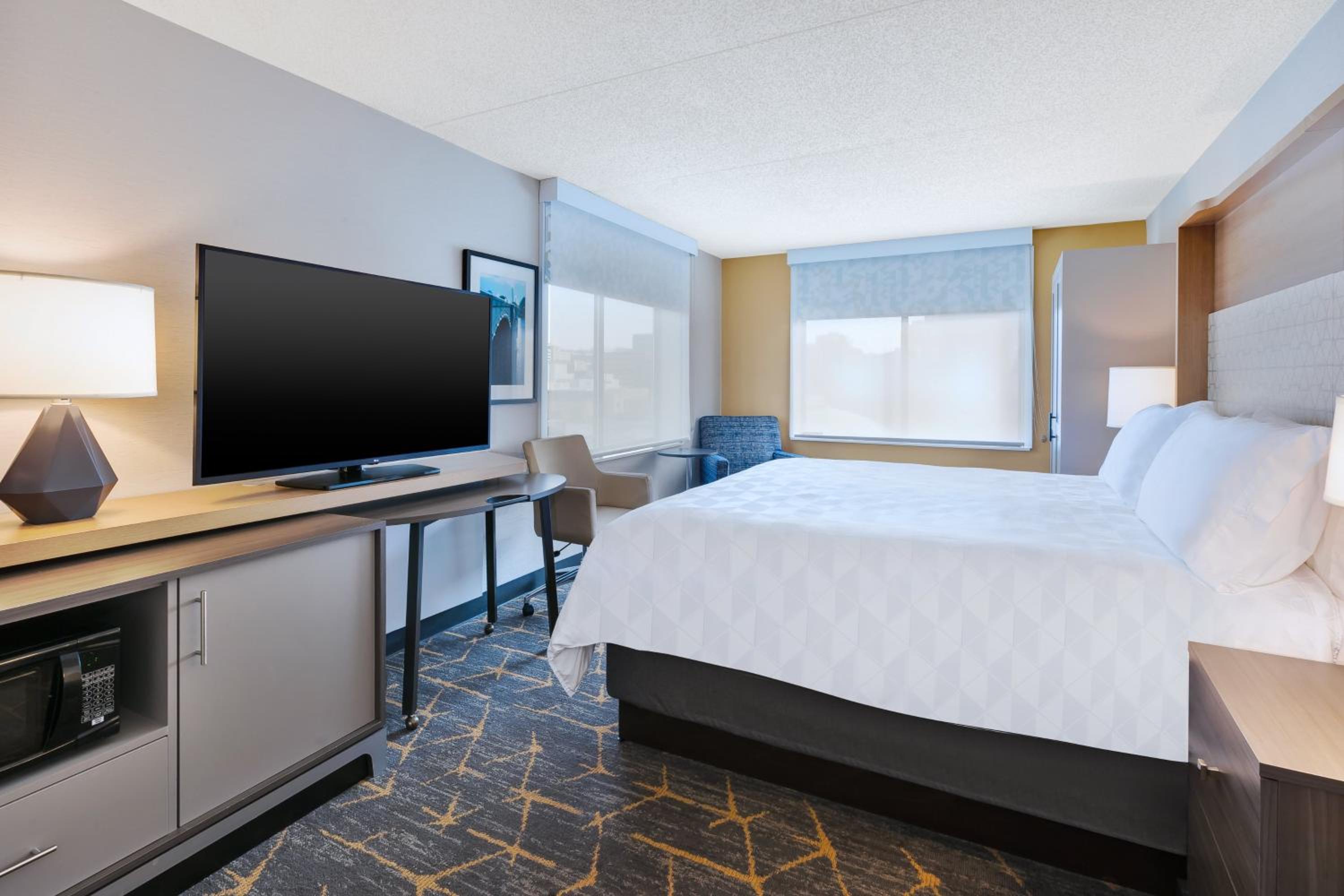 Standard King Room with City View - Photo 6