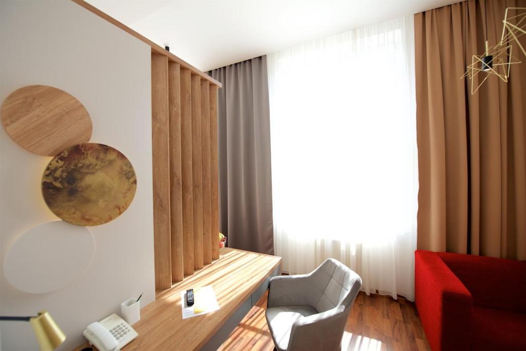 Suite - Photo 11