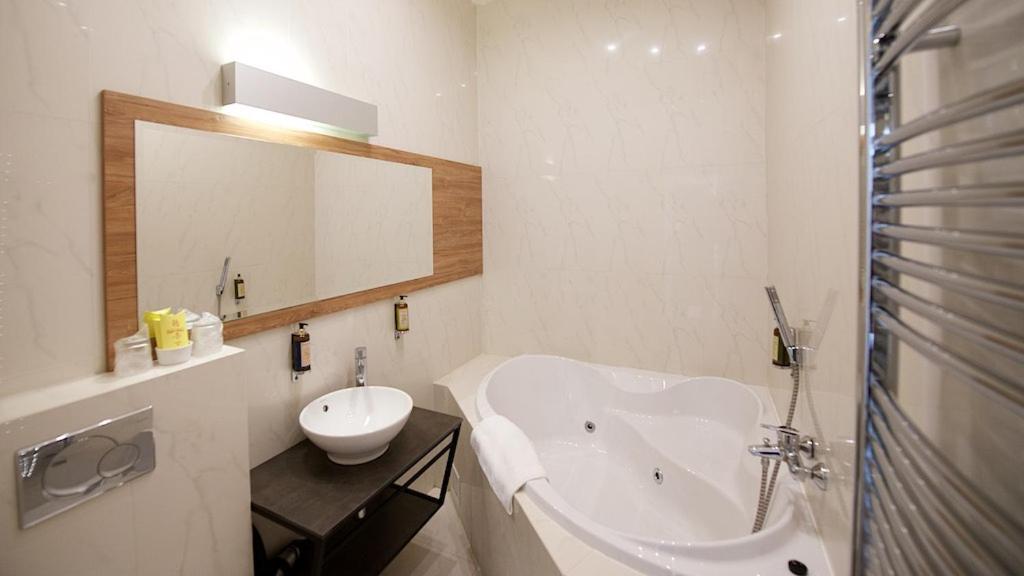Suite - Photo 12