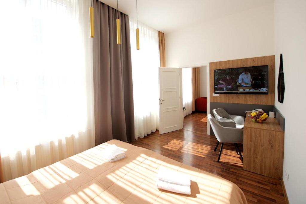 Suite - Photo 1