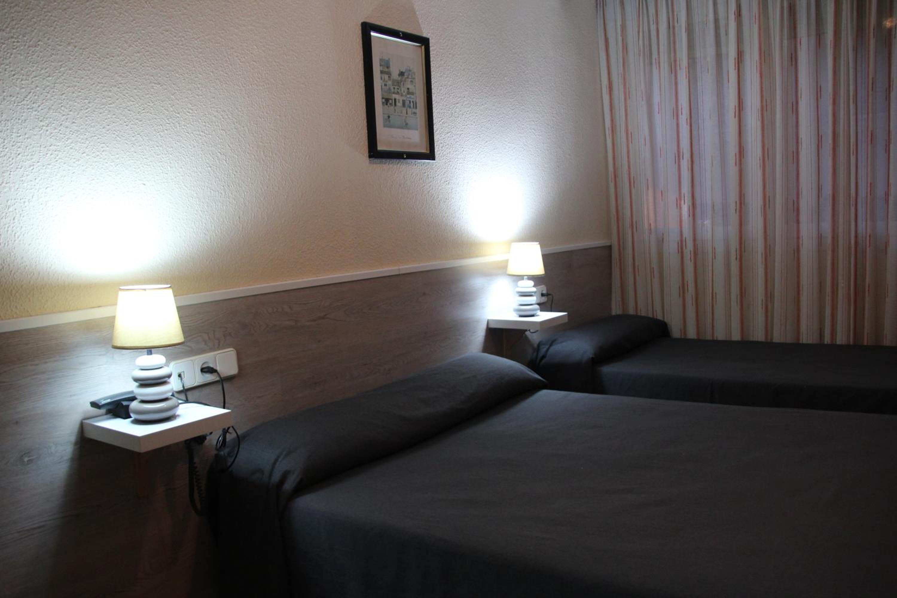 Double Room (2 Adults + 1 Child ) - Photo 3