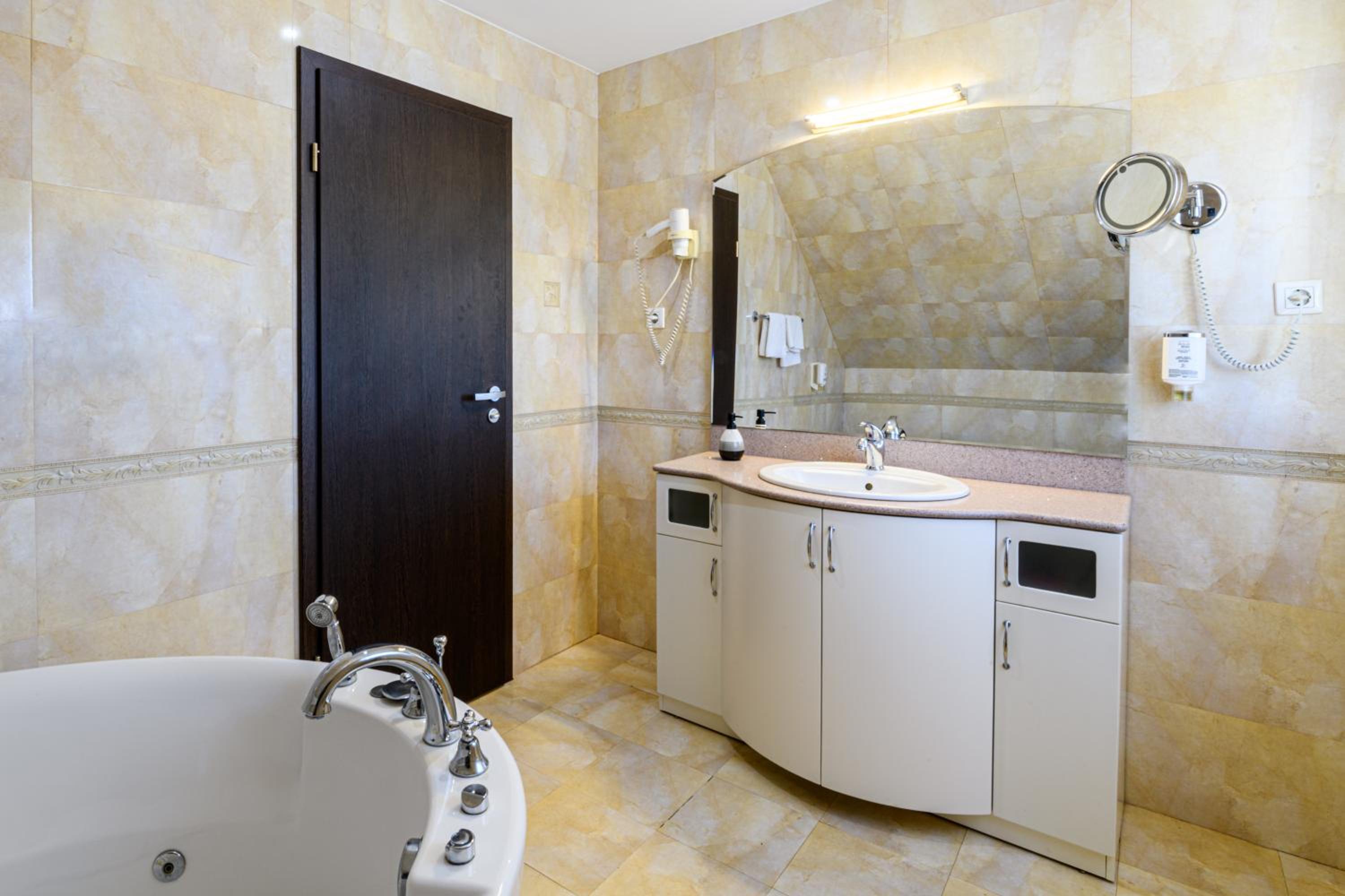 Three-Bedroom Suite photo 2