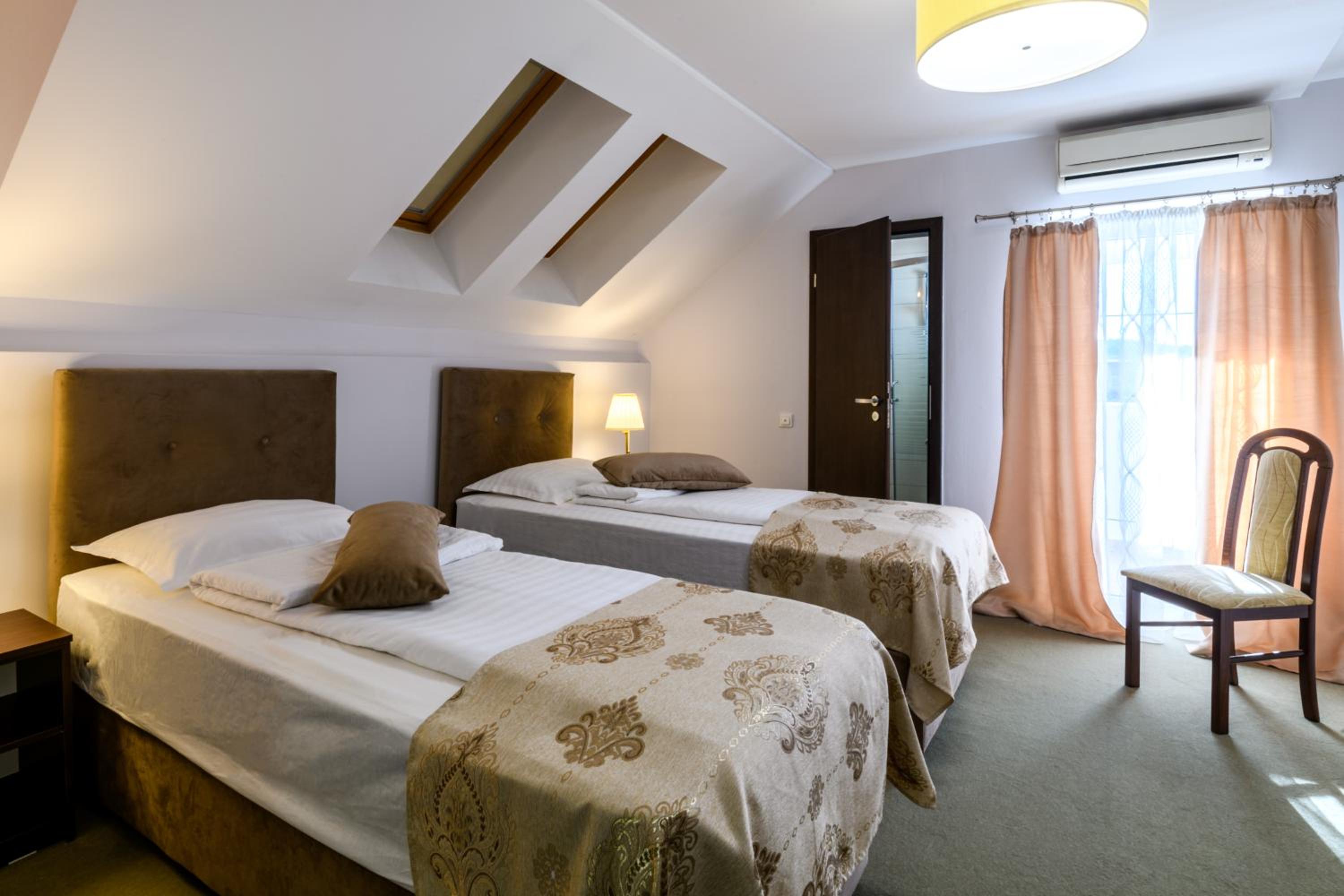 Twin Room with Private Bathroom photo 2