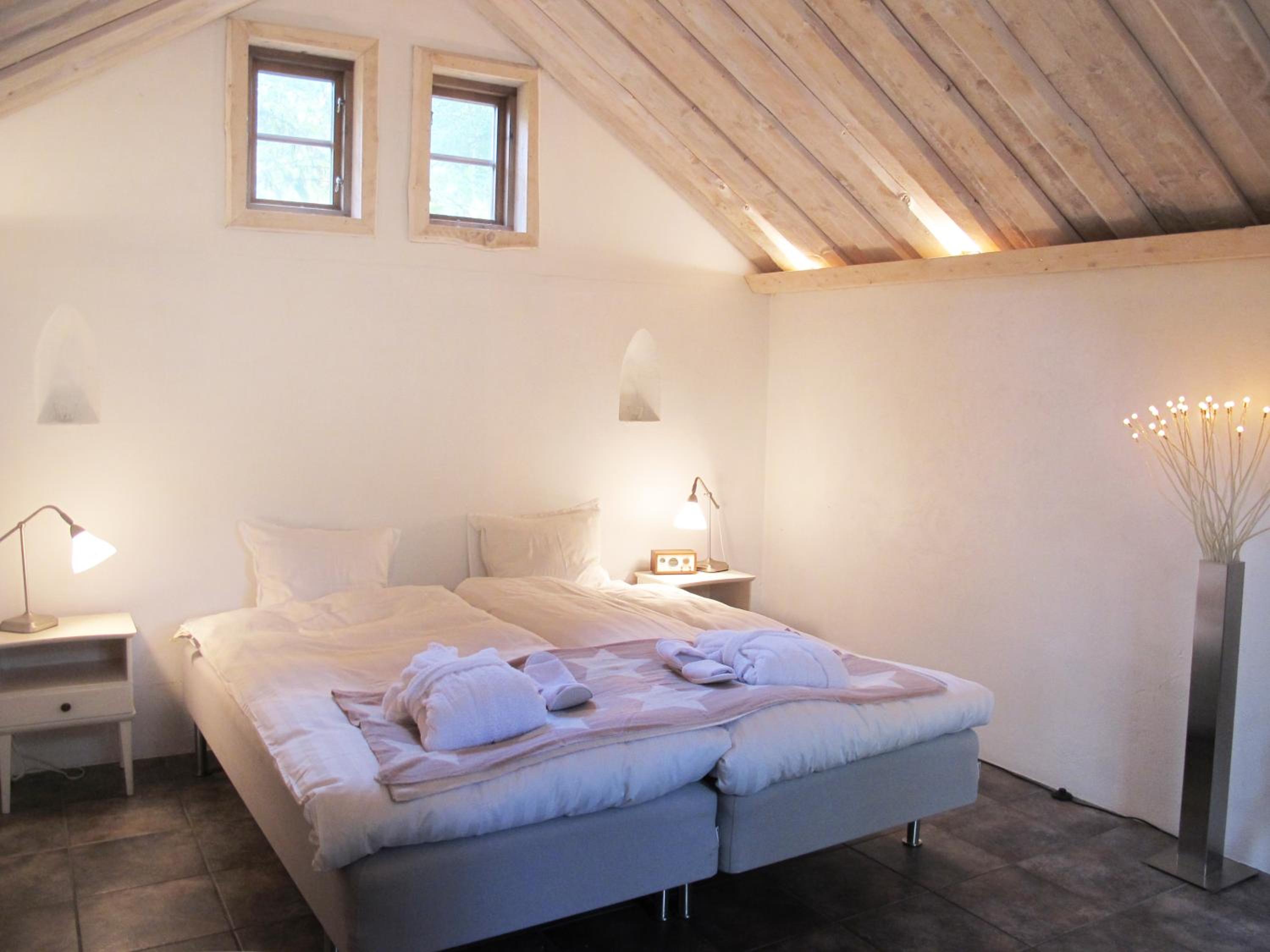 Small cottage with toilet in separate building photo 1