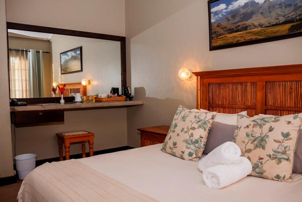 Double or Twin Room with Mountain View - Photo 1
