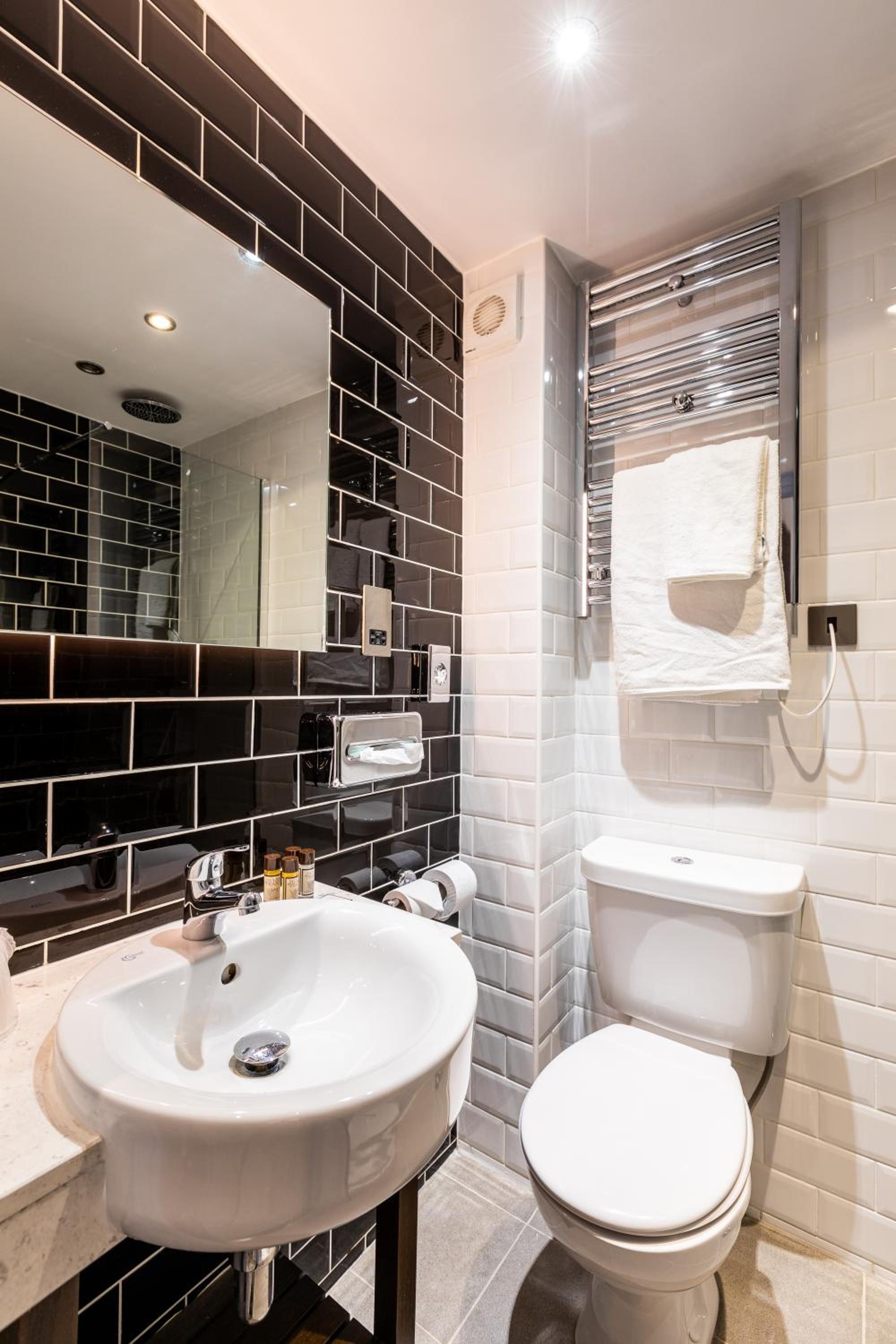 Superior Double or Twin Room - Photo 8