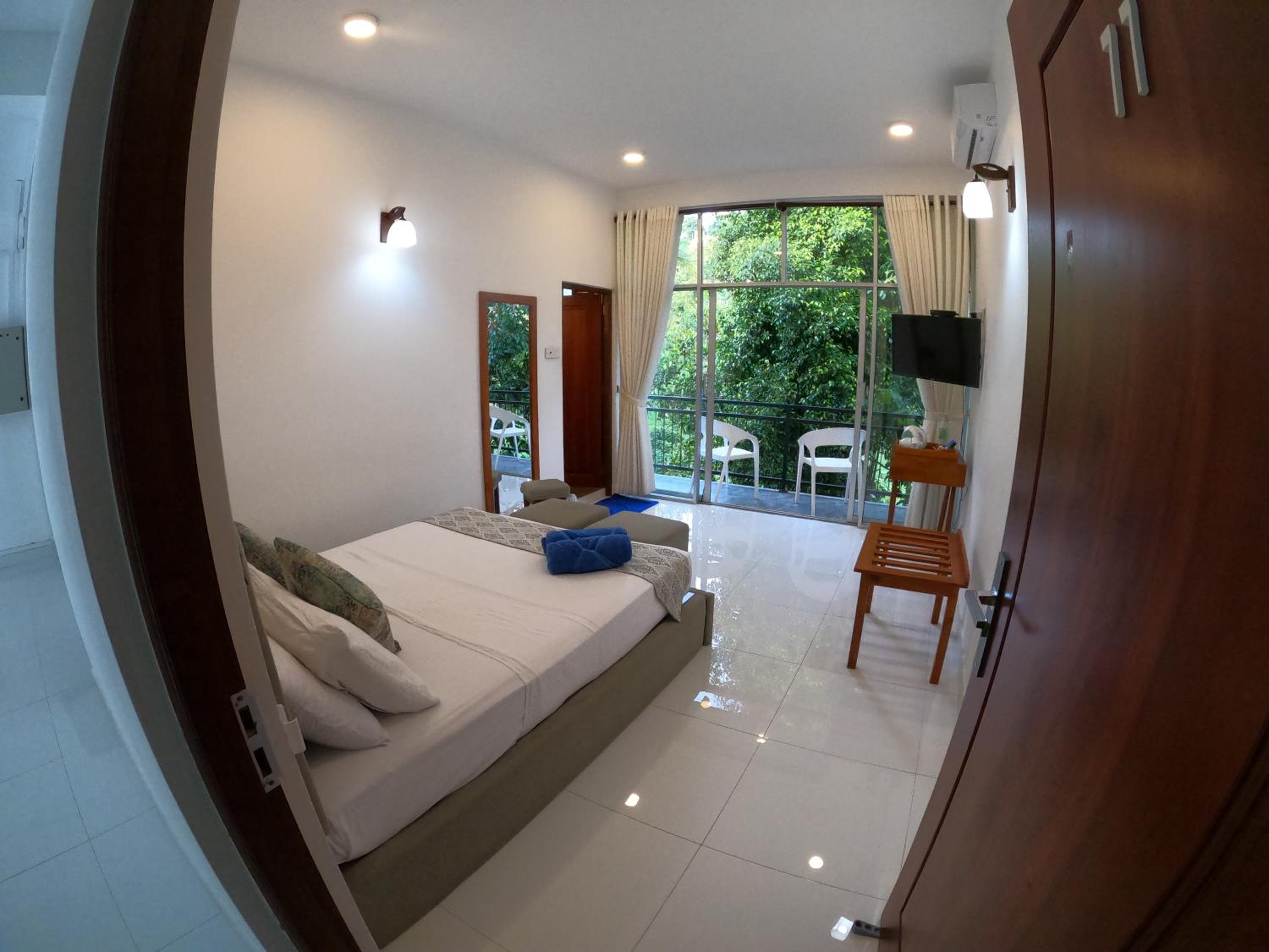 Deluxe Double Room with Balcony photo 3