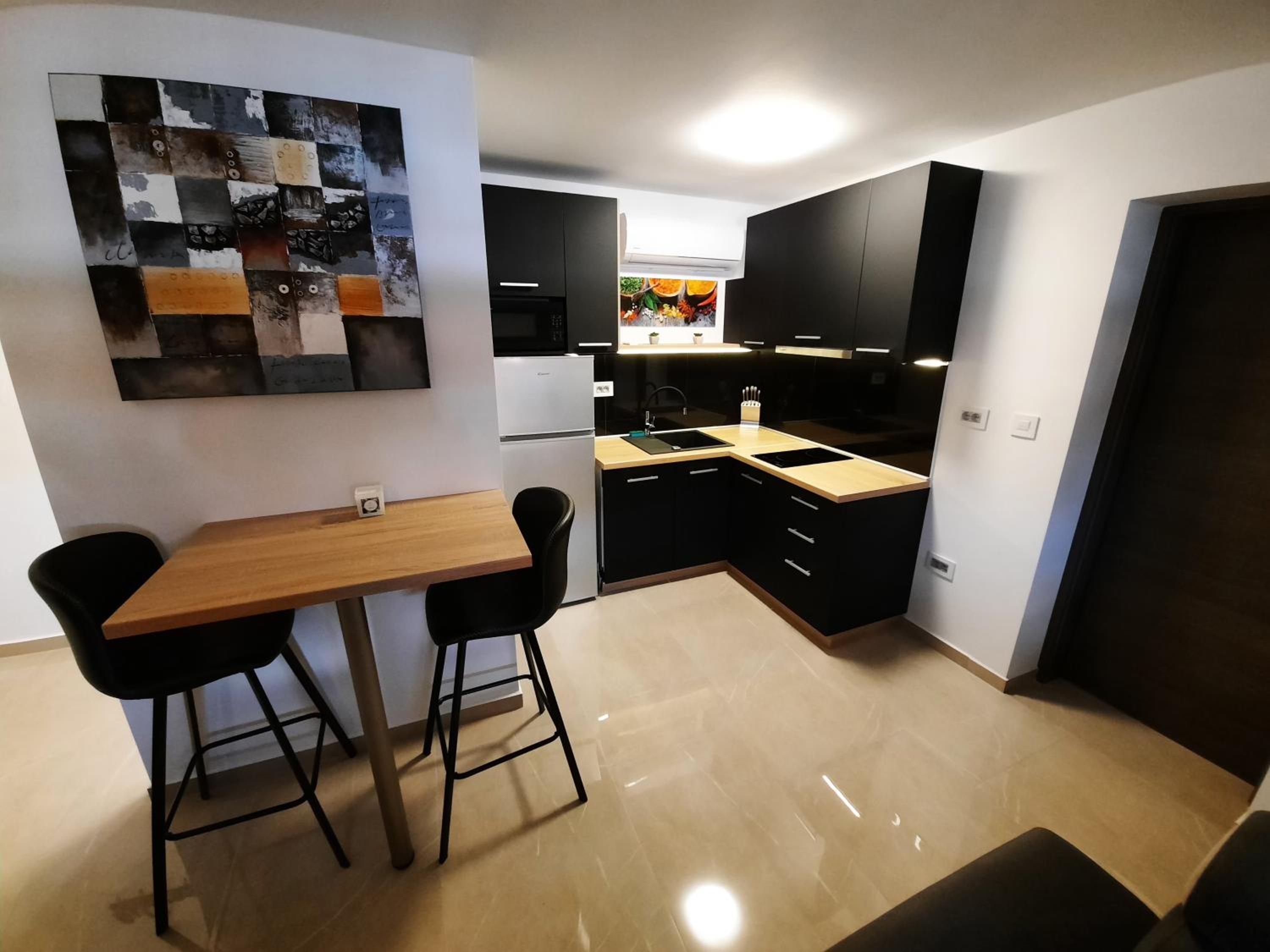 One-Bedroom Apartment - Photo 2