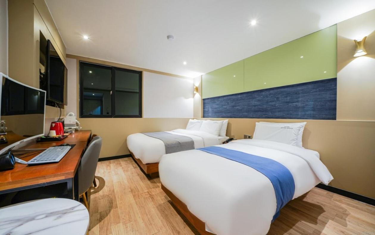 Standard Twin Room with Sofa - Photo 4