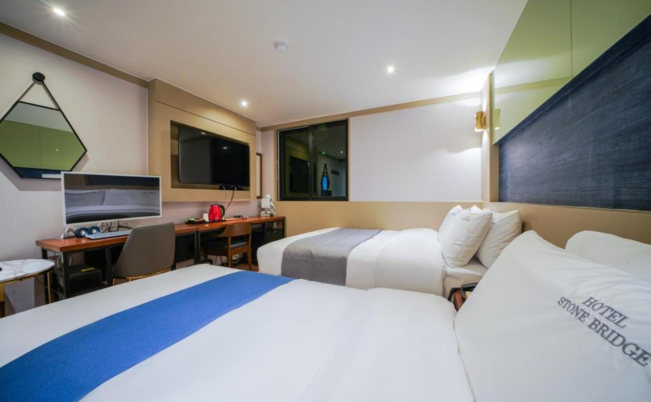 Standard Twin Room with Sofa - Photo 5