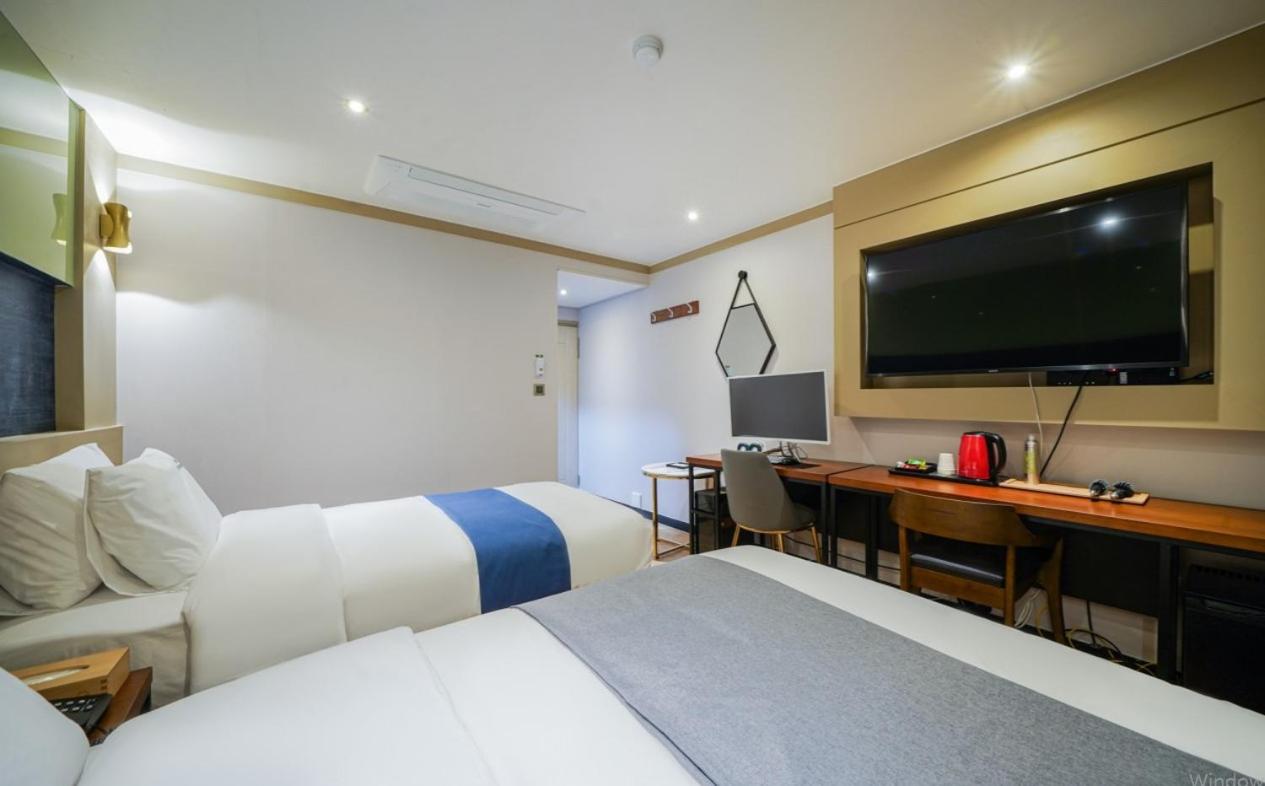 Standard Twin Room with Sofa - Photo 3
