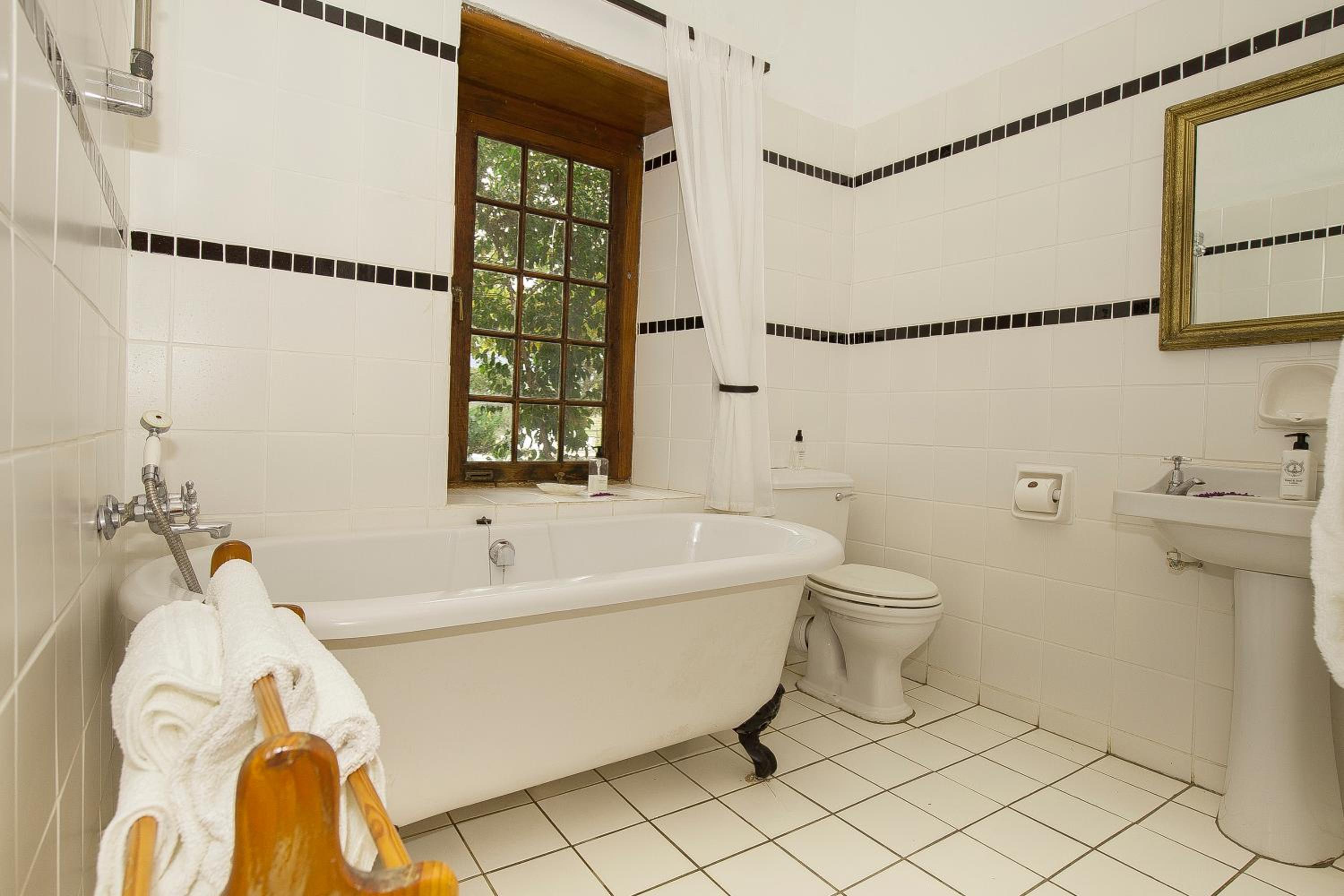 Double Room with Private Bathroom - Photo 10