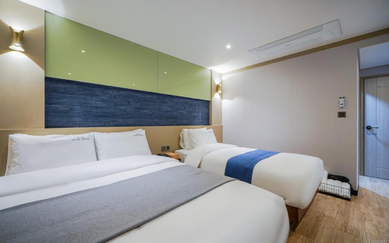 Standard Twin Room with Sofa - Photo 1