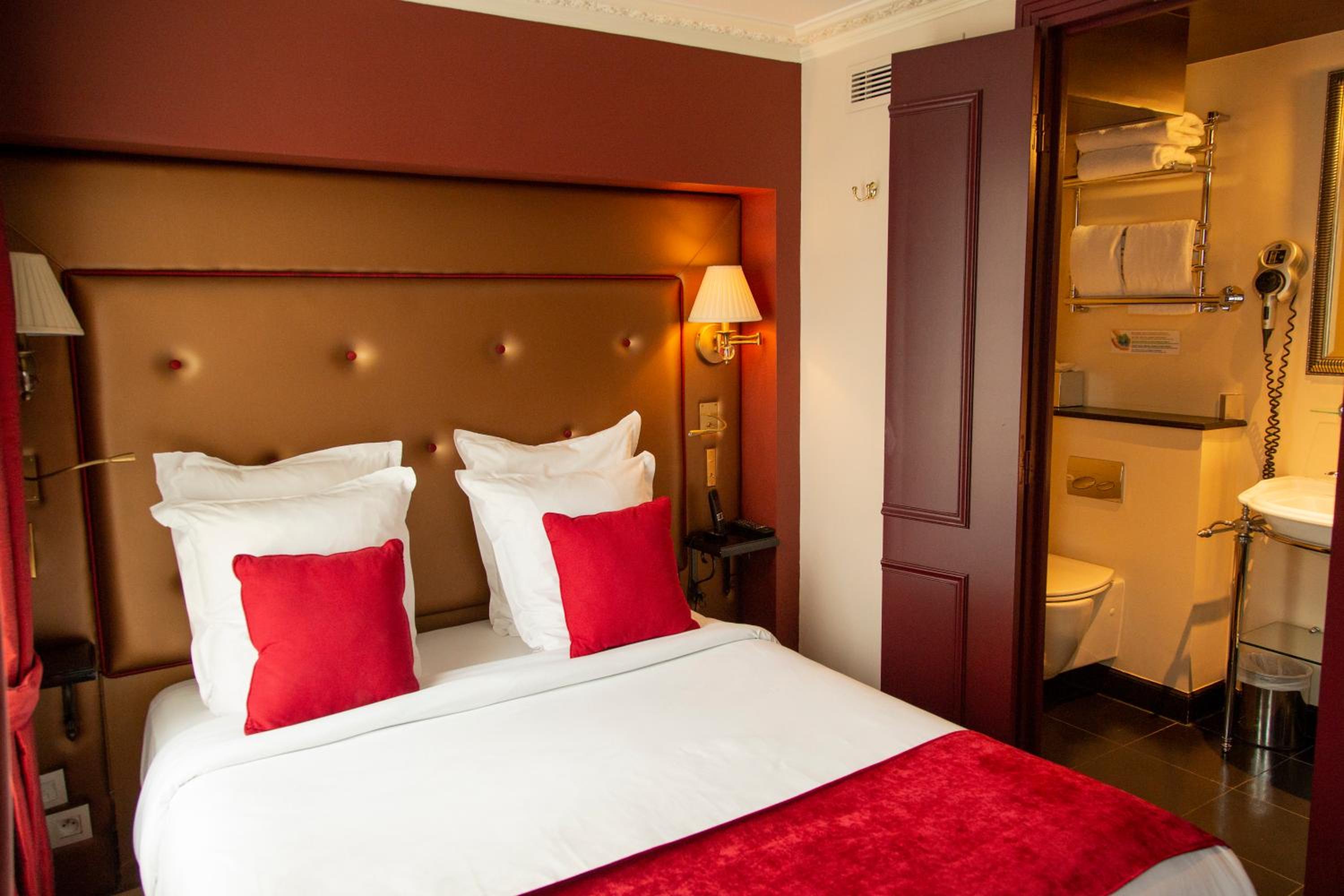 Standard Double Room thumbnail 5