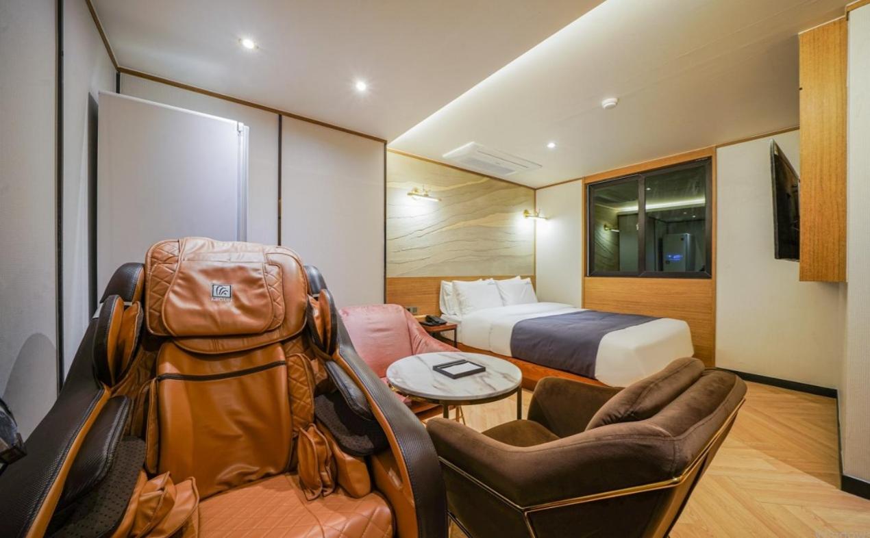 Queen Suite - Photo 2